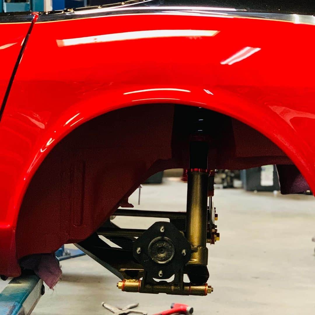 のインスタグラム：「@ericksracing putting the finishing touches on the rear suspension for DocZ. A artistic blend of old and new.」