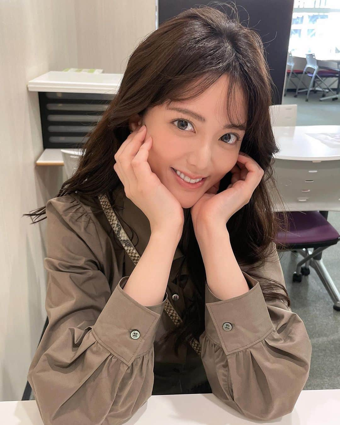 谷亜沙子さんのインスタグラム写真 - (谷亜沙子Instagram)「#彼女とデートなうに使っていいよ ？  って昔流行りましたよね笑 待ち時間で遊んでしまいました。  久しぶりに前髪下ろしてみました♪  今日も頑張りましょう♡ 3枚目は半目になる1秒前。  #goodmorning」10月8日 8時29分 - asyakodayo