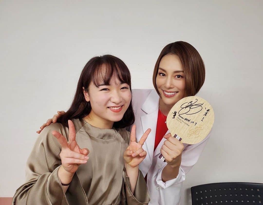 米倉涼子のインスタグラム：「なんと昨日のドクターXの制作発表に、 あの金メダリスト伊藤美誠ちゃんが駆けつけてくれました！ 試合中の凛々しい美誠ちゃんとは違って 可愛くって笑顔の素敵な女性でした！ でもさすがメダリスト、 半端ないエネルギーの持ち主で、 少し疲れ気味の私は逆に元気頂いちゃいました！ サイン入りのラケットも頂いて、 幸せです❤️  Wow to the surprise guest we had yesterday for our Doctor-X press conference - Olympic gold medalist Mima Ito!  Unlike the gallant player we see in her matches, Mima was such an adorable lady with the cutest smile! But we all felt her big medalist energy - although I was a bit tired, the minute I saw her I was totally energized! I even received an autographed table tennis racket - I am a happy girl ❤️  @doctorx_official  #ドクターx @mima_staff  #伊藤美誠」