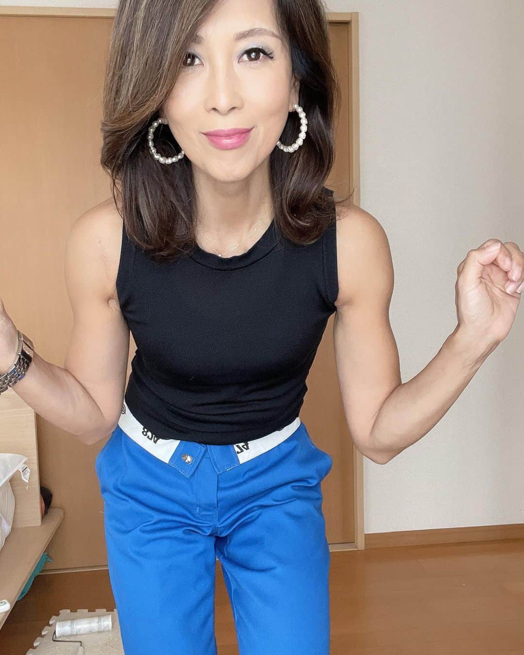 Naoko（なおこ）さんのインスタグラム写真 - (Naoko（なおこ）Instagram)「💙 💙 💙 ＠ディッキーズ 874 曲げてはいてみた。  私いわゆる高級ブランドものは 持ってないです。 . 身の丈にあった お洋服しかないですよ🙃 . こだわりがあるブランドは ありますけど。 . なので、みんな 真似しやすいと思いますよー。 特別な服は 持ってないです。 そして何年も着ます。 今日の服も タンクトップは、7年 コートは5年め。 好きなスタイルは 変わらないので。  わたしが思う洋服を カッコよく着るポイントは ずっと 肩とおもってます。 カツンカツンカツンて 直線が服を決めます。  わかりにくっ笑 . あと . おばさんぽくならない 服の選び方もよく 聞かれます。  ポイントとかも いっぱい あるんだけれども🙄  だけど 1番大切なのは 本人がそれを 大好きで着ているか どうか。かなぁ  好きな服を 大切に 自分のものに して着ているか。  毎年毎年、 たくさんワードローブが あればいいってわけじゃないと思います。  自分が好きな 自分らしい服を 自分なりに着こなしている人は、男女問わず、 年齢問わず、魅力的です。  今度、ポイントとかまとめて 投稿したいと 思いまーす💙  あと、、wサイズ😤 ウエストは、いまは 62センチぐらいあるかも🥶🥶🥶🥶🥶🥶ヒィ〜 . 若いときはなにもしてなかったのに54センチ😅でした😱  若いってよかね😅  いろいろ質問ありがとうございました。  #筋トレ #筋トレ女子 #筋トレダイエット #筋トレ女子と繋がりたい #筋トレで減量 #くびれ#美ボディ #アラフィフ#なおこ語録#アラフィフコーデ#筋トレ日記 #筋トレ生活 #ボディメイク #50代の筋トレ #熊本 #アンチエイジング#kumamoto #Trainingmotivation #Bodybuilding#Muscletraining #fitnessmodel#training #workoutvideo #gymgirl」10月8日 20時06分 - smile_naohibi