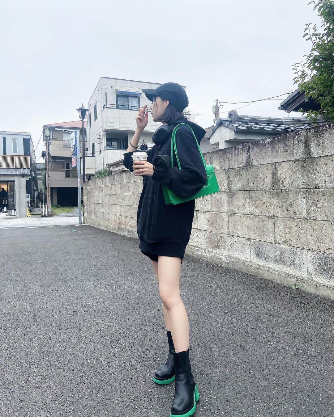 sarimaru(国木田さりまる)のインスタグラム：「ソールに差し色で緑入ってるのが最高に可愛い💭🌿  バッグと合わせてみました💚  どちらも【 @amail_official 】」