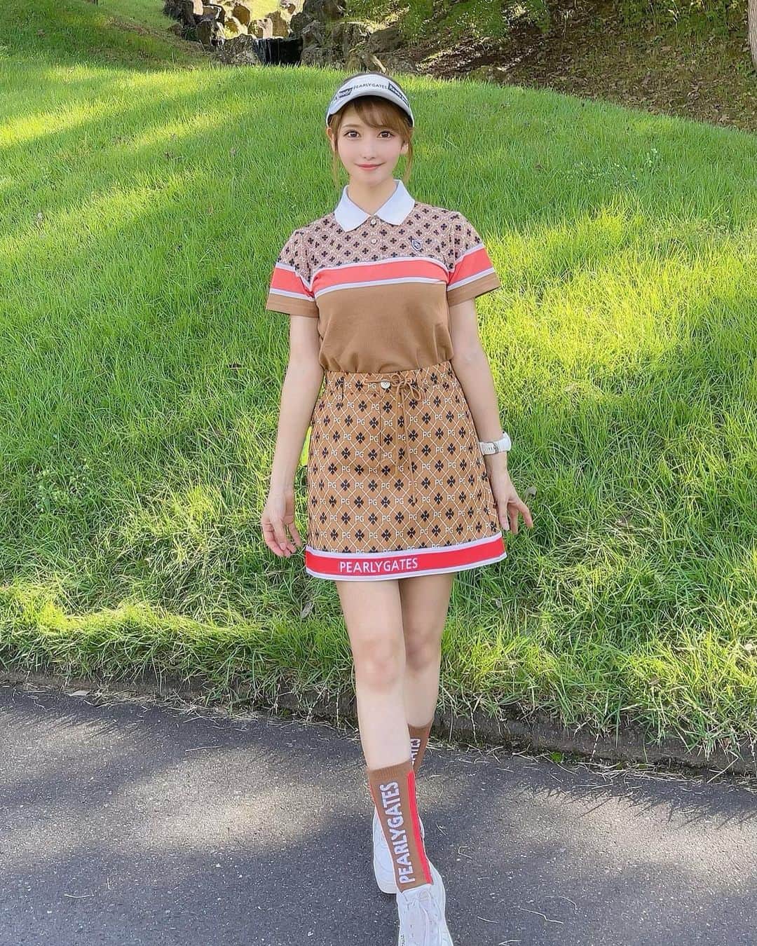 のインスタグラム：「. @pearlygates_official のセットアップ🧡❤️ これ秋感があってかわいいっ❣️ 靴下もお揃いなんだよ〜🥰 赤のラインがポイントになって目立つ✨ . ３枚目の腕見ると筋肉がついてきたな〜と感じる。🤣💪 . そしてフォロワー様4万人！！ ありがとうございます😭✨❤️ これからもよろしくお願いします🥰 . #ゴルフ女子#ゴルフ初心者#ゴルフ#ゴルフ好き#ゴルフ好きな人と繋がりたい#ゴルフウェア#ゴルフコーデ#ゴルフファッション#ゴルフ女子コーデ#メイプルポイントゴルフクラブ#パーリーゲイツ#パーリーゲイツコーデ#golf#golfwear#golfstagram#golfgirl#golflife#golfer#pearlygates#japanesegirl」