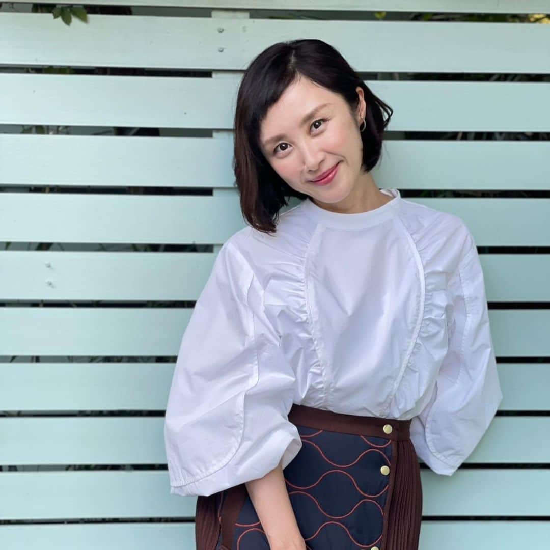 山口もえのインスタグラム：「・  でこでこでこり〜ん♡ 切ったよ切ったよー✂️✨✨ 前髪切り過ぎたよ🤣🤣🤣笑 切り過ぎてものびるから 楽しんじゃうよ〜💕  #前髪#切り過ぎた #思いきりが肝心です#❤️」