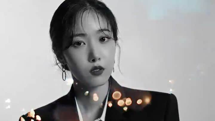 シンビのインスタグラム：「SINB & VIVIZ Visual Film TEASER 🦋」