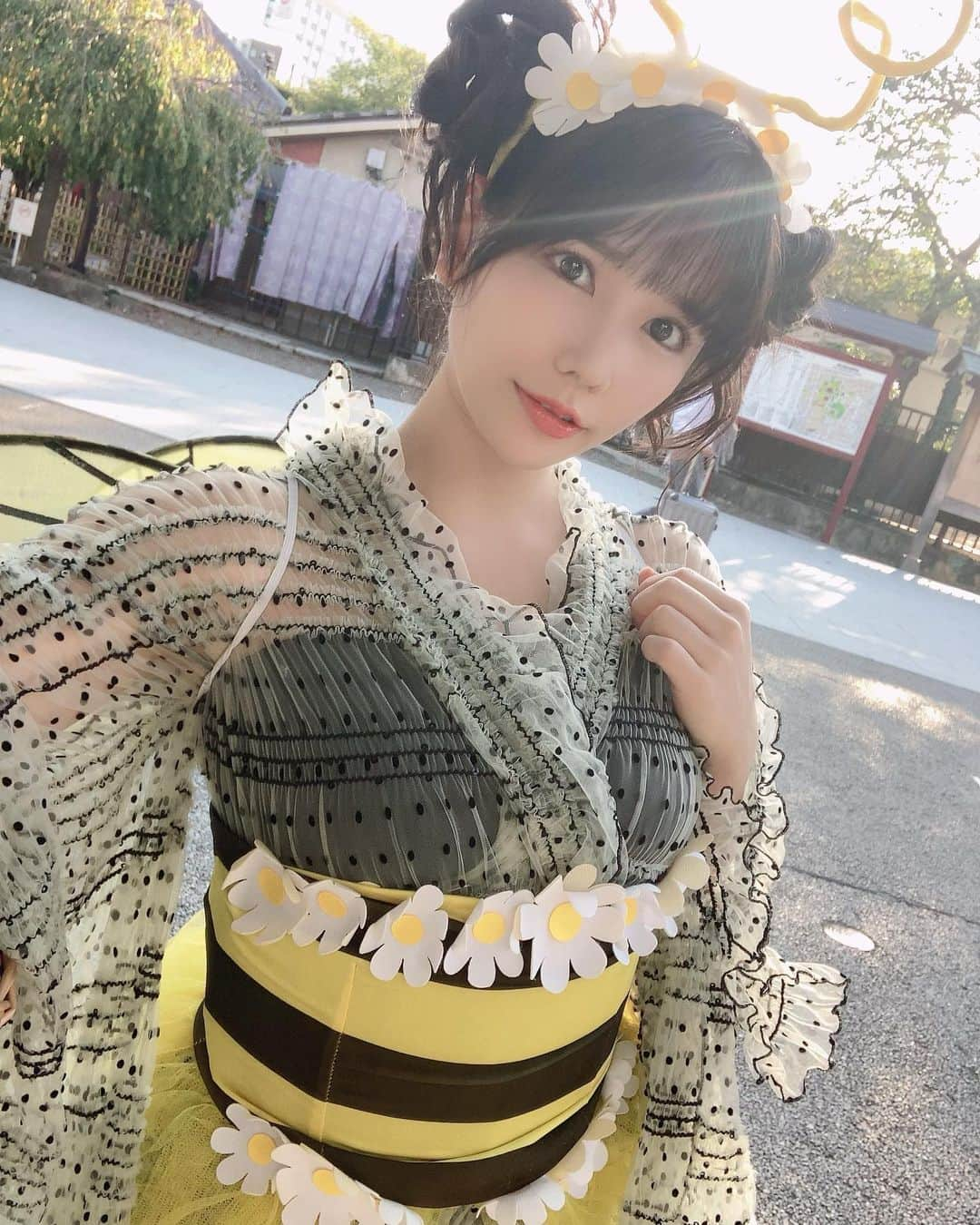 新垣優香さんのインスタグラム写真 - (新垣優香Instagram)「ミツバチゆうかちゃん(・v・) #おばあちゃんやら小さい子に可愛い蜂さんねって言われたり#おじさんにお姉さん羽つけてどこ行くの？って言われたり#ちゃんとミツバチって見えててよかった#もうすぐハロウィンだからこんな着物もありだよね#着物はもちろん#ここも東京さん#グラビアアイドル#新垣優香」10月8日 18時49分 - aragaki_yuka