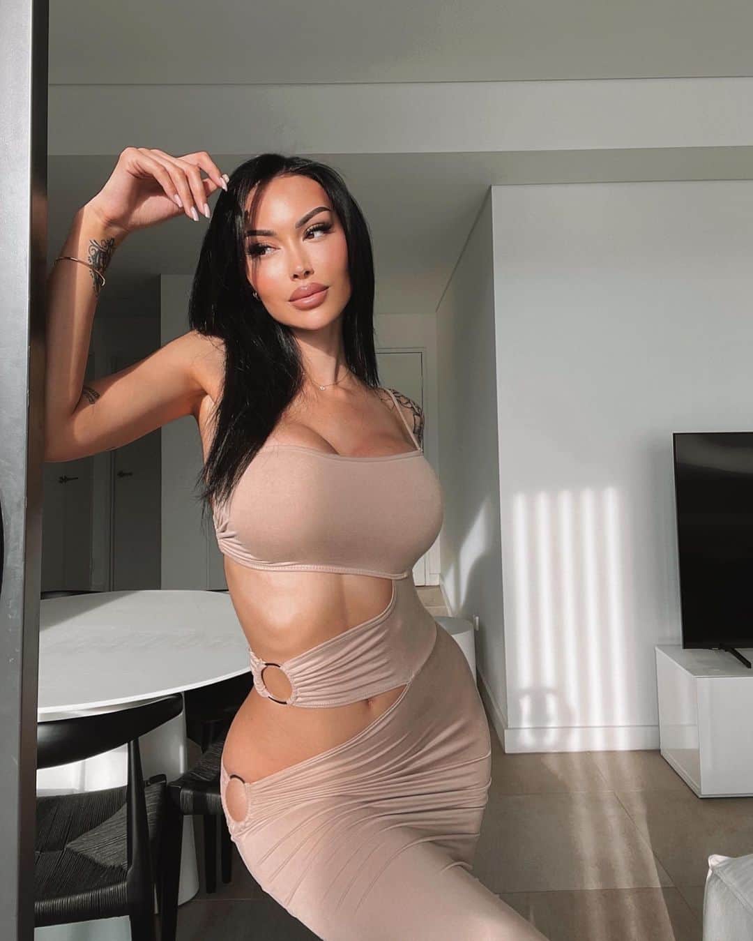 ANNELESE MILTONのインスタグラム：「New place new vibe @fashionnova 🤎 fashionnovapartner」