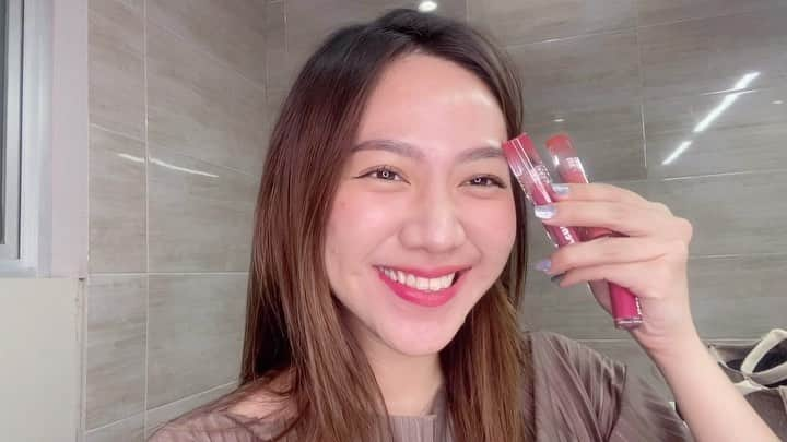 シャニア・ジュニアナタのインスタグラム：「Sekian lama pengen punya lip matte tapi ga bikin bibir kering akhirnya ketemu jugaaak! Ini dia @barrenbliss_id. Warnanya bagus2 banget PLUS GABIKIN BIBIR KERING! Malah bisa ngelembabib bibir 24 jam! Pas hapus makeup bibir juga nggak kering.  BNB Lip Matte lagi diskon loh di shopee! Jangan kelewatan ya! Krn tgl 10.10 ada disc up to 40% bisa langsung cek @Shopee_id Barenbliss Official Shop buat yang penasaran bisa langsung checkout!   #barengbliss #beautyinjoy #BNB #24moisture #Kbeauty」