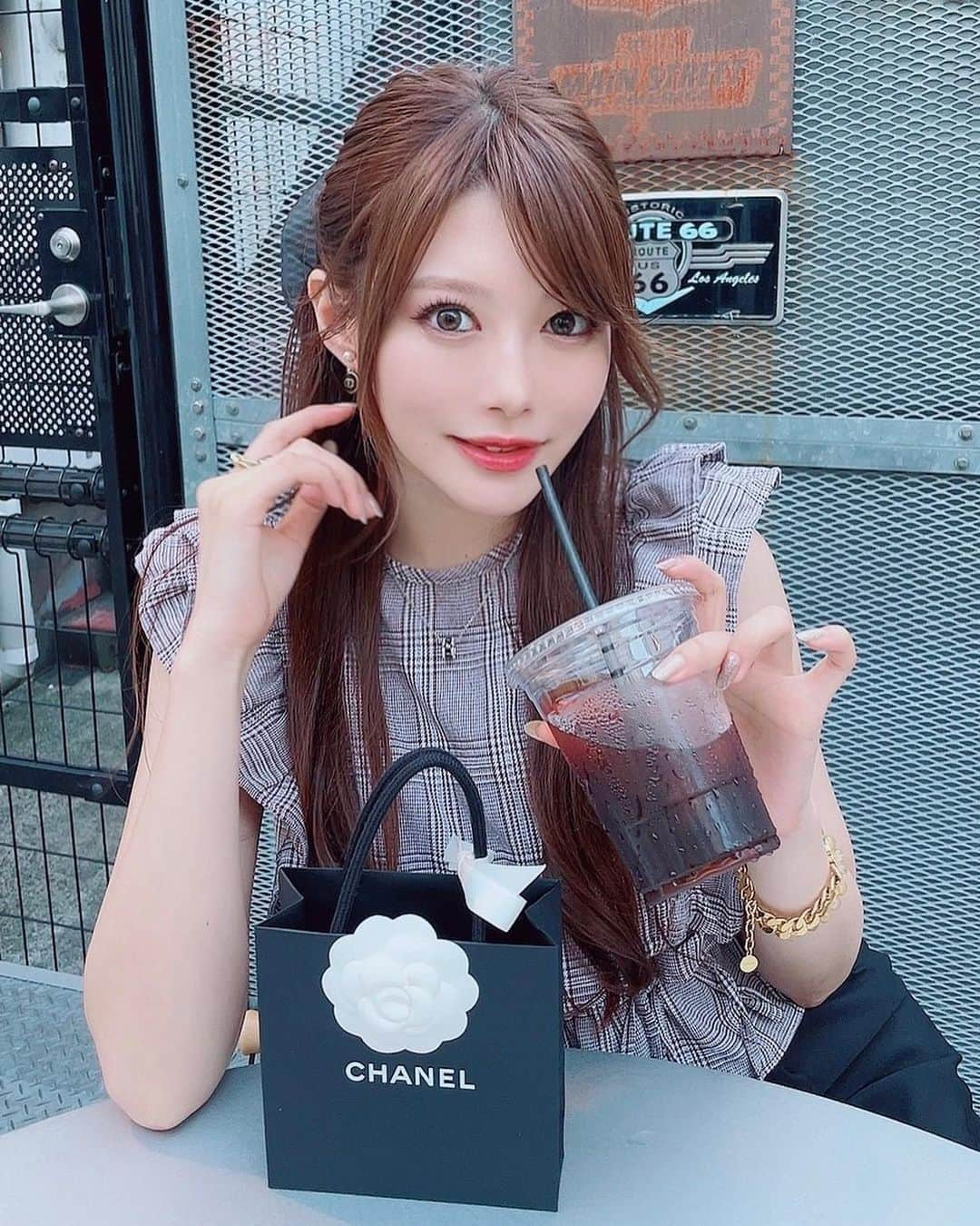 相沢みなみさんのインスタグラム写真 - (相沢みなみInstagram)「🖤SHOPPING DAY🖤 . #相沢みなみ  #shopping #chanel  #ショッピング #シャネル」10月8日 19時03分 - epoint2016