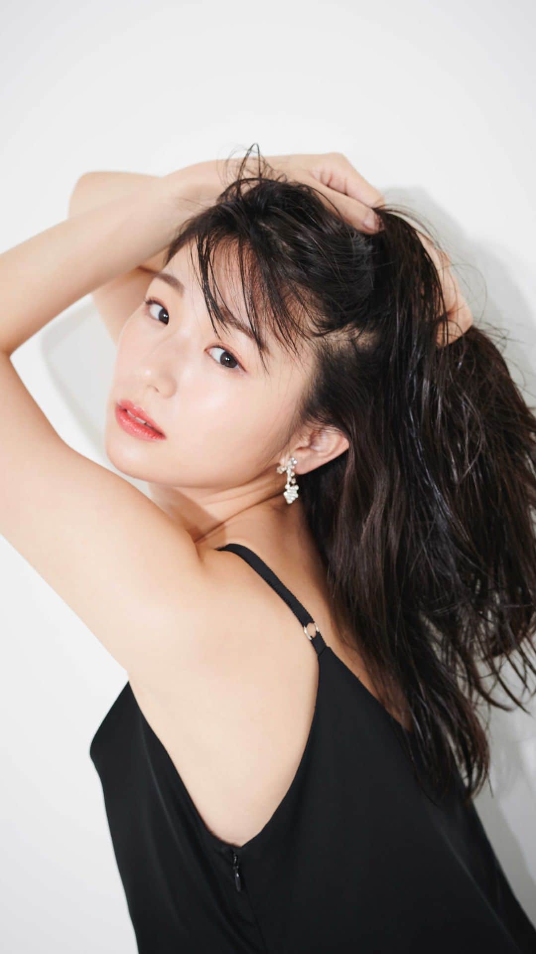長谷川かすみのインスタグラム：「フォトブックの撮影風景(^^) トップの画像はフォトブックのお気に入りカットです！ 他のカットもめちゃくちゃ素敵に撮ってもらったので、たくさんの人に見てほしいなぁ😊  photo @hideaki.ichikawa25  hair&make @hitomi.enta_makeup」