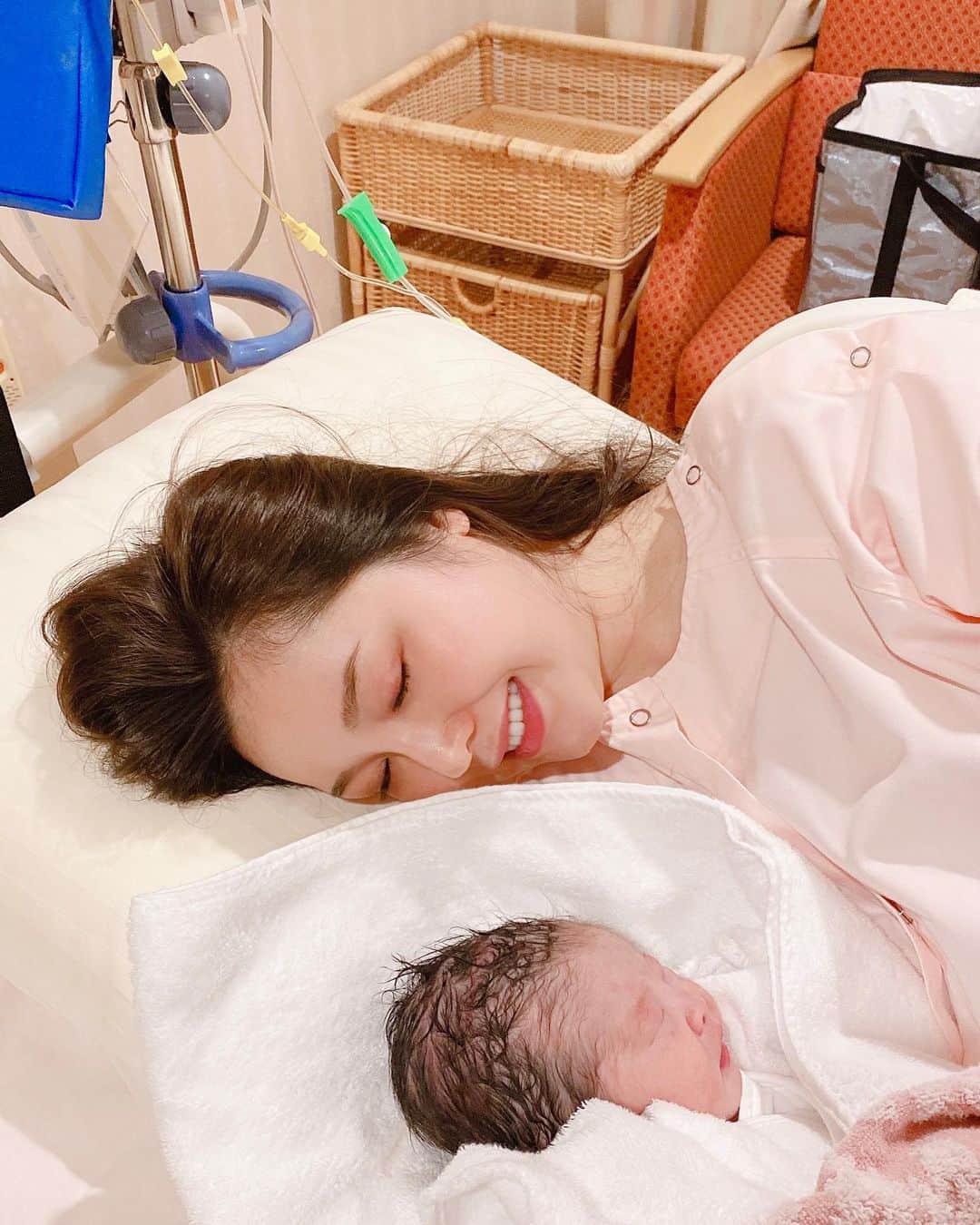 石田安奈のインスタグラム：「🕊ご報告🕊 𝟙𝟘月𝟠日𝟙𝟘時𝟝𝟡分  👼🏻𝟚𝟞𝟟𝟚グラム  第一子となる元気な女の子を無事に出産いたしました💓  母子共に健康です。 10ヶ月越しに会えた我が子。 この子が10ヶ月もの間お腹にいたんだ。と思うとなんとも言えない愛おしさと今までに感じた事のない感情が芽生えました。　 エコーではお顔見せてくれなかったから楽しみにもしていました☺️  産まれてきてくれて私をお母さんにしてくれてありがとう🕊  コロナの中不安が耐えなく出産も1人心寂しい時もありましたが皆さんからのエールのコメント、友達、家族の支えで無事出産する事ができました。  これからはミニあんにゃもどうぞよろしくお願いします💓 温かく見守っていただけると嬉しいです☺️  #出産報告#女の子ママ#女の子ベビー#出産#プレママ#臨月#妊娠記録#初マタ#マタニティー#新生児#育児#無痛分娩#子育てグラム#子育て日記#baby#babygirl#mom#happymom」
