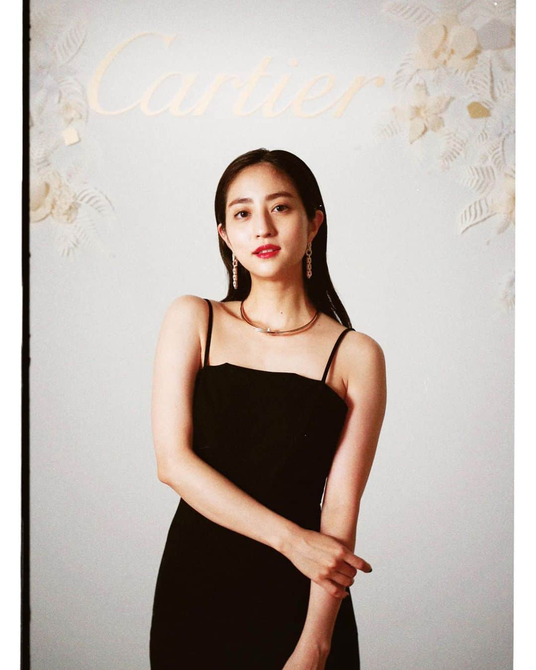 堀田茜さんのインスタグラム写真 - (堀田茜Instagram)「Cartier Salone at Four seasons Otemachi 何十年も受け継がれたヴィンテージジュエリーが大切に飾られていたり、普通では見かけることの出来ないクラスのジュエリーがあったり本当に夢のような空間、、！ Cartierには品と知性があってつける人の魅力をシンプルに引き出してくれる、何十年も愛される理由が改めてよく分かる☺️💎  #cartier #cartiertokyo #CartierHighJewelry」10月8日 19時58分 - akanehotta