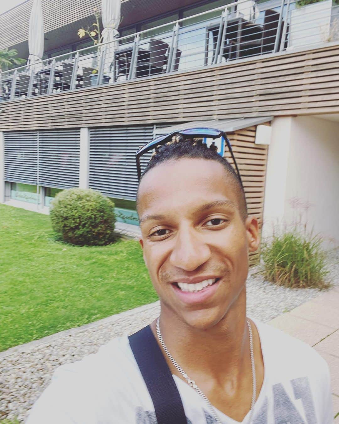 ラファエル・ホルツデッペのインスタグラム：「5 weeks of rehab flew by as I couldn‘t have imagined. The biggest thank you to the world‘s best rehab team!! 🎉🎉 Now it‘s time to go back home and continue the work and progress I’ve started   #rehabilitation」