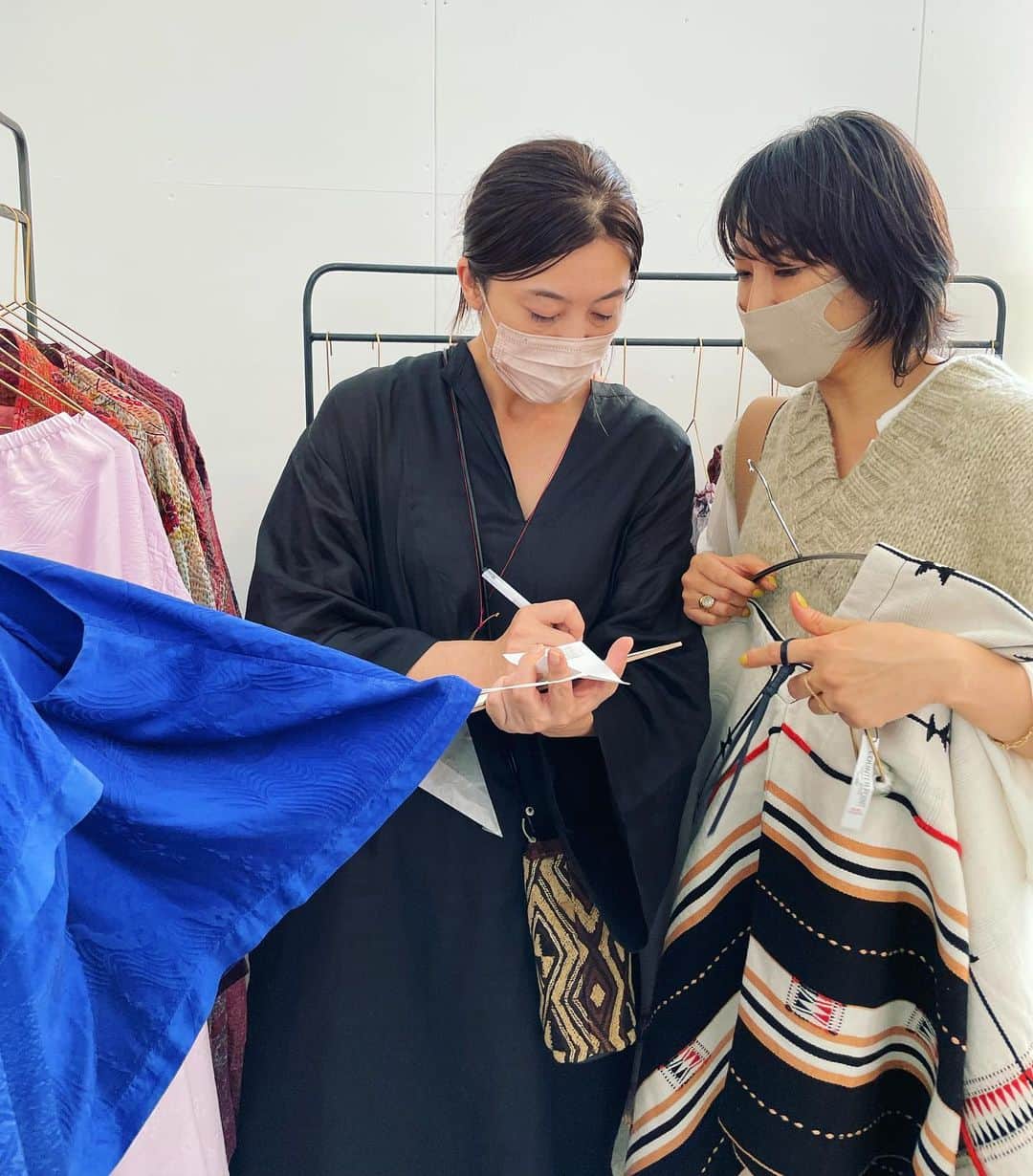 風間ゆみえのインスタグラム：「20年来の長い付き合いの友人と会うのは近頃はこの展示会、笑。  お茶しながらゆっくりおしゃべりしようね、なんて話していたのはもう1年前にもなるなんて、昨日話していたようにさえ感じられるのに、私はどんな時の流れにいるのかと笑ってしまうけど、チコちゃんも、私も、顔を合わせれば変わらない穏やかで温かい空気が流れる。そして、そんなことが嬉しい。　　  また会えるのは来年かしら？笑  鎌倉、行くよ〜😂  @wonderfulllife_archives  @chikako_owaki  @tracing_the_roots」