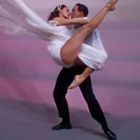 ケリー・オックスフォードのインスタグラム：「Gimme this.  Cyd Charisse and Gene Kelly Singing In The Rain 1952 + @mothercain - crush」
