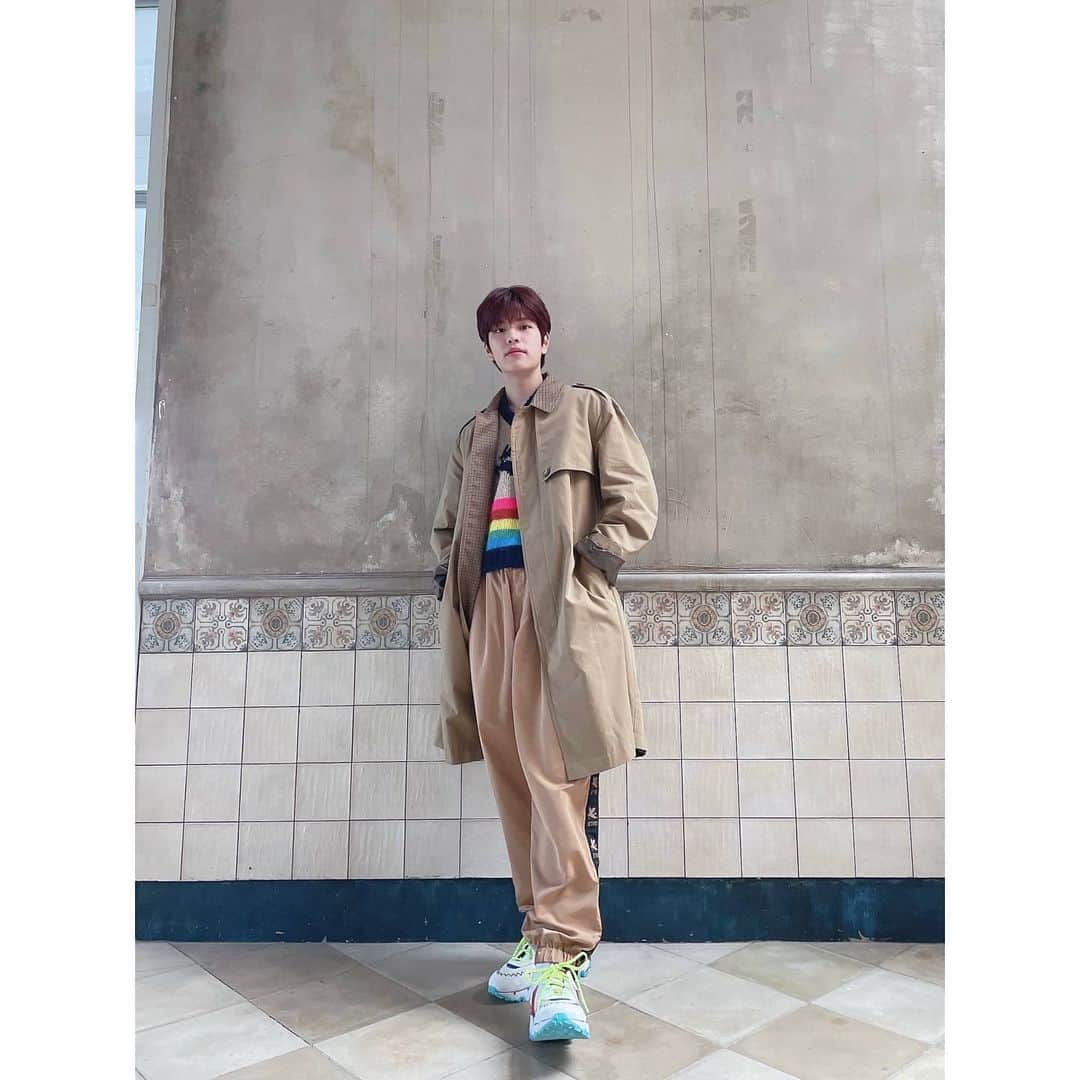 Stray Kidsさんのインスタグラム写真 - (Stray KidsInstagram)「#ETRO 🤍🤍 #싱글즈   #광고 #승스타그램」10月8日 13時37分 - realstraykids