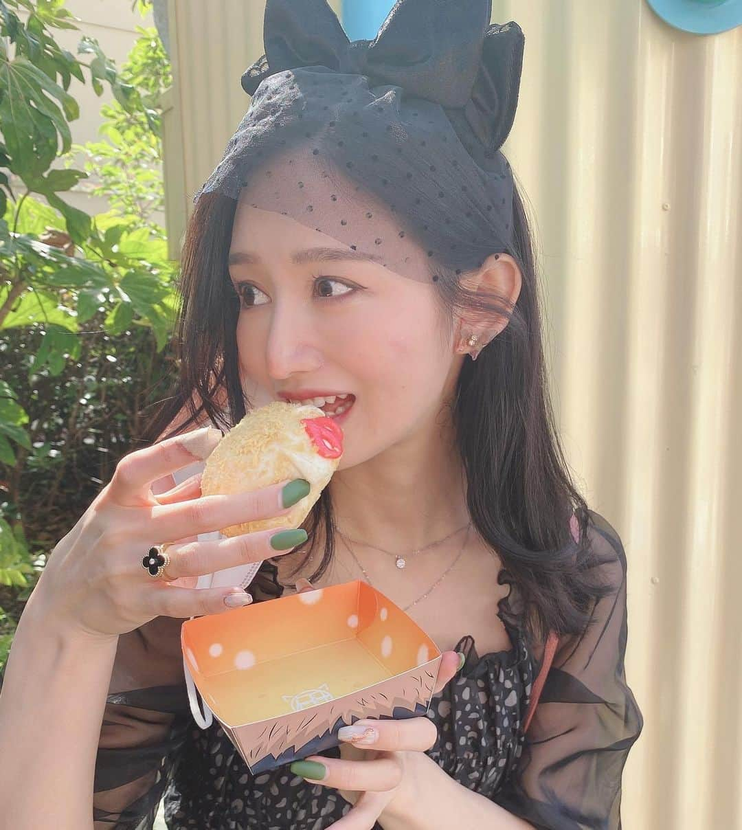 星奈あいさんのインスタグラム写真 - (星奈あいInstagram)「伊之助たべたっ✨✨ 鬼滅の刃アトラクション乗って VRってすごいな…と思う VR女優なのであった…( '֊' )✧  #星奈あい #USJ #usjハロウィン #ゆにば #鬼滅の刃 #VR」10月8日 14時11分 - hoshina_r18