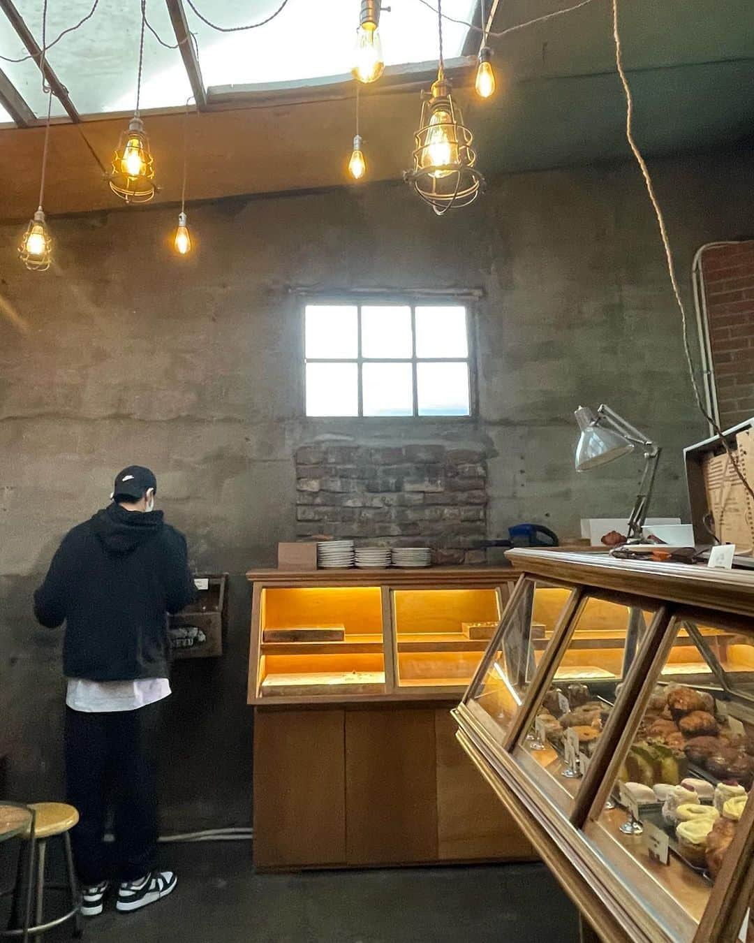 チン・イハンさんのインスタグラム写真 - (チン・イハンInstagram)「마스크가 너무 커.. #😷  #bread #bakery #coffee」10月8日 14時28分 - yihan_jin