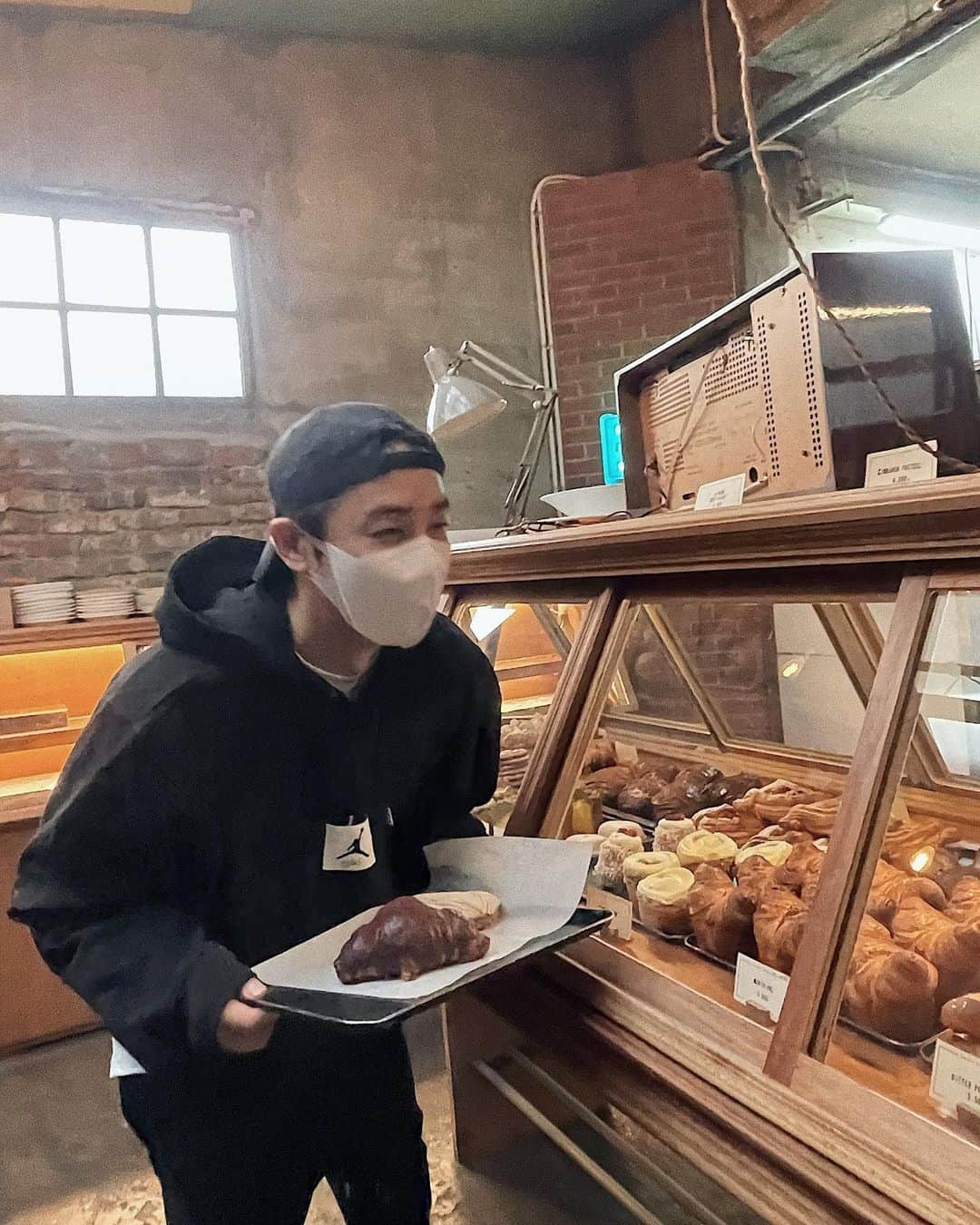 チン・イハンさんのインスタグラム写真 - (チン・イハンInstagram)「마스크가 너무 커.. #😷  #bread #bakery #coffee」10月8日 14時28分 - yihan_jin