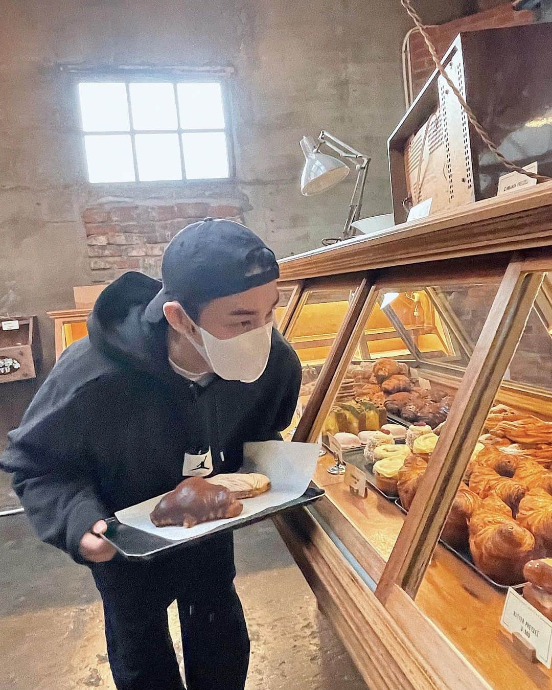 チン・イハンさんのインスタグラム写真 - (チン・イハンInstagram)「마스크가 너무 커.. #😷  #bread #bakery #coffee」10月8日 14時28分 - yihan_jin