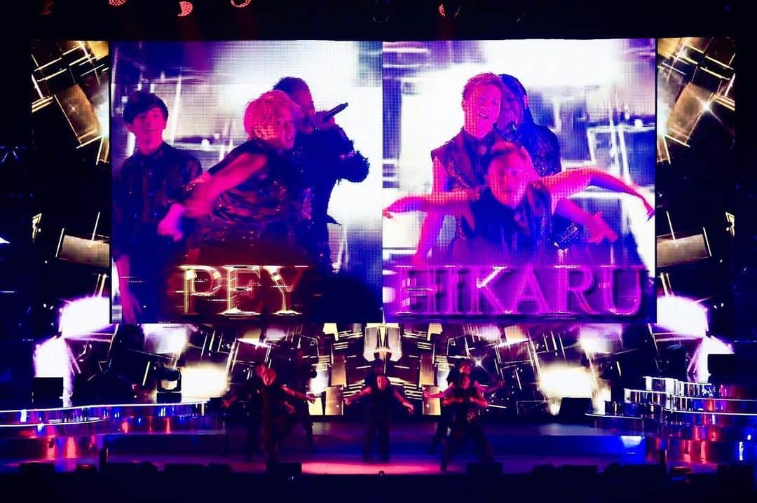 荒木駿平のインスタグラム：「HIKAPEY  #ayumihamasaki  #ayuasiatour20212022  #23rdMonster  #気づいたら近くにいる #特に楽屋ではひかるとかずまさんを探して楽しいことしてる  📸 @seitaro__tanaka san」