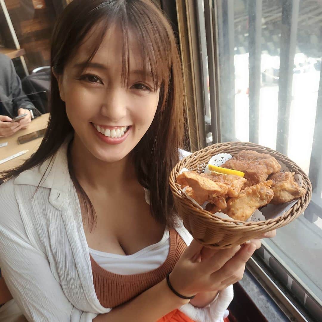 日里麻美のインスタグラム：「* 鳥からでも主張  この鳥からめっちゃ美味しかった♥️ 2個たべちゃった * * *  ❇️#ミスFLASH2022 オーディション参加中！応援必要としてます！！❇️ 【販売中】 💠抑えきれない胸の鼓動　DVD & Blu-ray Amazonなどで購入できます 💠グラビア学園　グラビア動画&デジタル写真集　Amazon、DMMで購入できます  【TV、Web】 💠 打姫オバカミーコ　劇場公開決定  💠毎週木曜日YouTube　タイタン東スポ部更  💠さまぁ～ずチャンネル　『訳あり女』  💠YouTube　『ひさっちゃんねる』で検索 最新「ミスFLASH2022応援方法」  【イベント】 💠10/13  ミスFLASH2022マシェバラ公式配信👑 💠10/19 💠10/21 💠10/29 * * * * #乳圧女 #着衣巨乳 #着衣でも主張 #乳圧 #おっぱいの大きいお姉さんは好きですか #hisato」