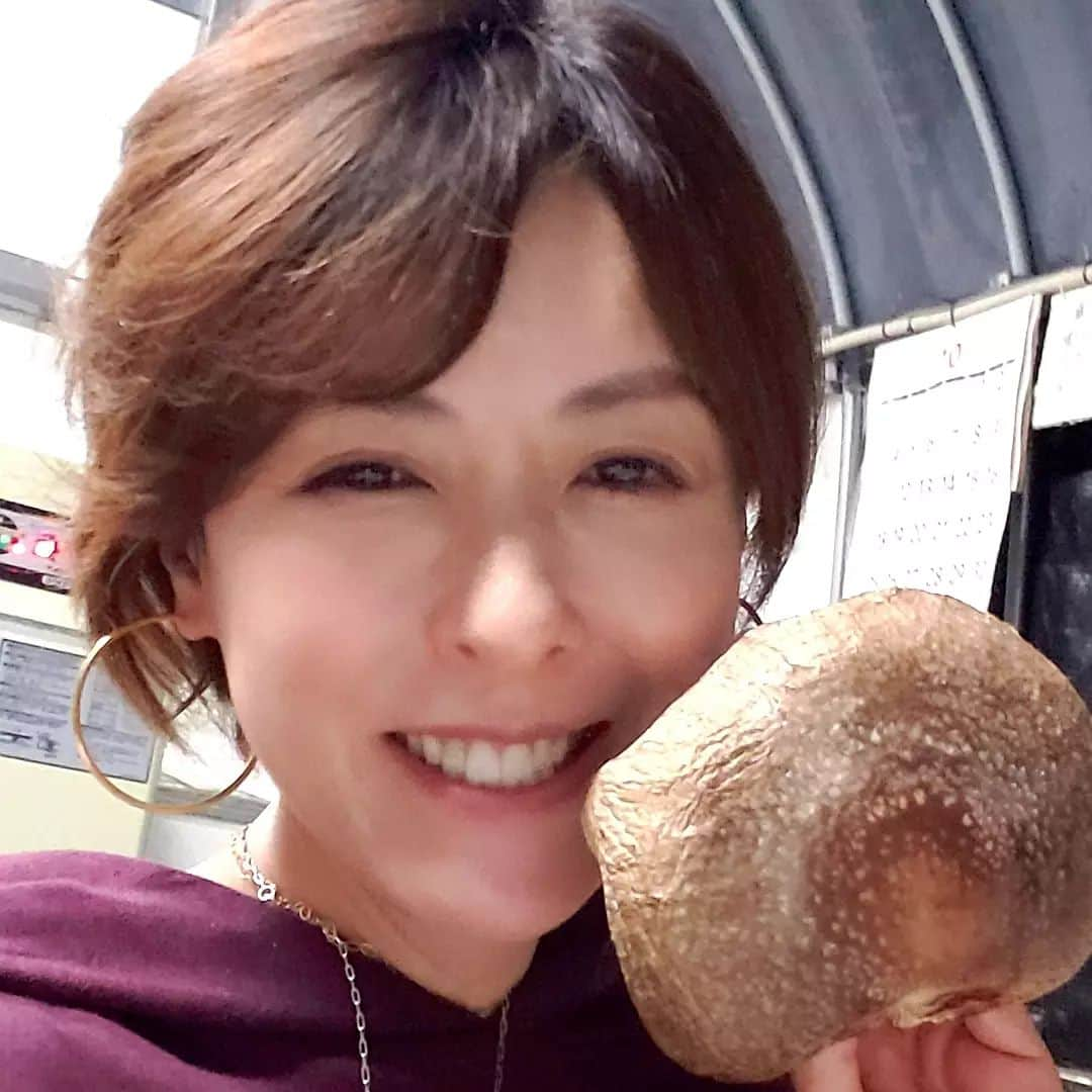 大河内志保さんのインスタグラム写真 - (大河内志保Instagram)「きのこの季節🍄 昨日はお仕事で奈良にある【雉子の郷】きぎすのさと農園さんに行って来ました。 吉田さんの椎茸は大きいの特徴 味が大味では？ ところが濃いんです！  3大旨味成分のひとつであるグアニル酸 を多く含んでいる椎茸は 免疫力を高めるビタミンDも豊富 特に食物繊維が多めで腸活にも👍 椎茸は乾燥させるとビタミンDがぐぐん！と増えます  食べる前に内側のヒダ部分を上にして1〜2時間日光に当てるなどして、栄養価をアップさせてみてください  #800グラム1000円 #私もお取り寄せします #雉子の郷 きずすのさと #写真の椎茸も少し干したもの #きのこ料理 何作る⁉️ #きのこの赤ちゃん達可愛かった～😍  〒634-0823 奈良県橿原市北越智町110番地 TEL/FAX：0744-27-6373 Mobile : 090-3820-0510 #吉田農園」10月8日 14時53分 - okouchi_shiho