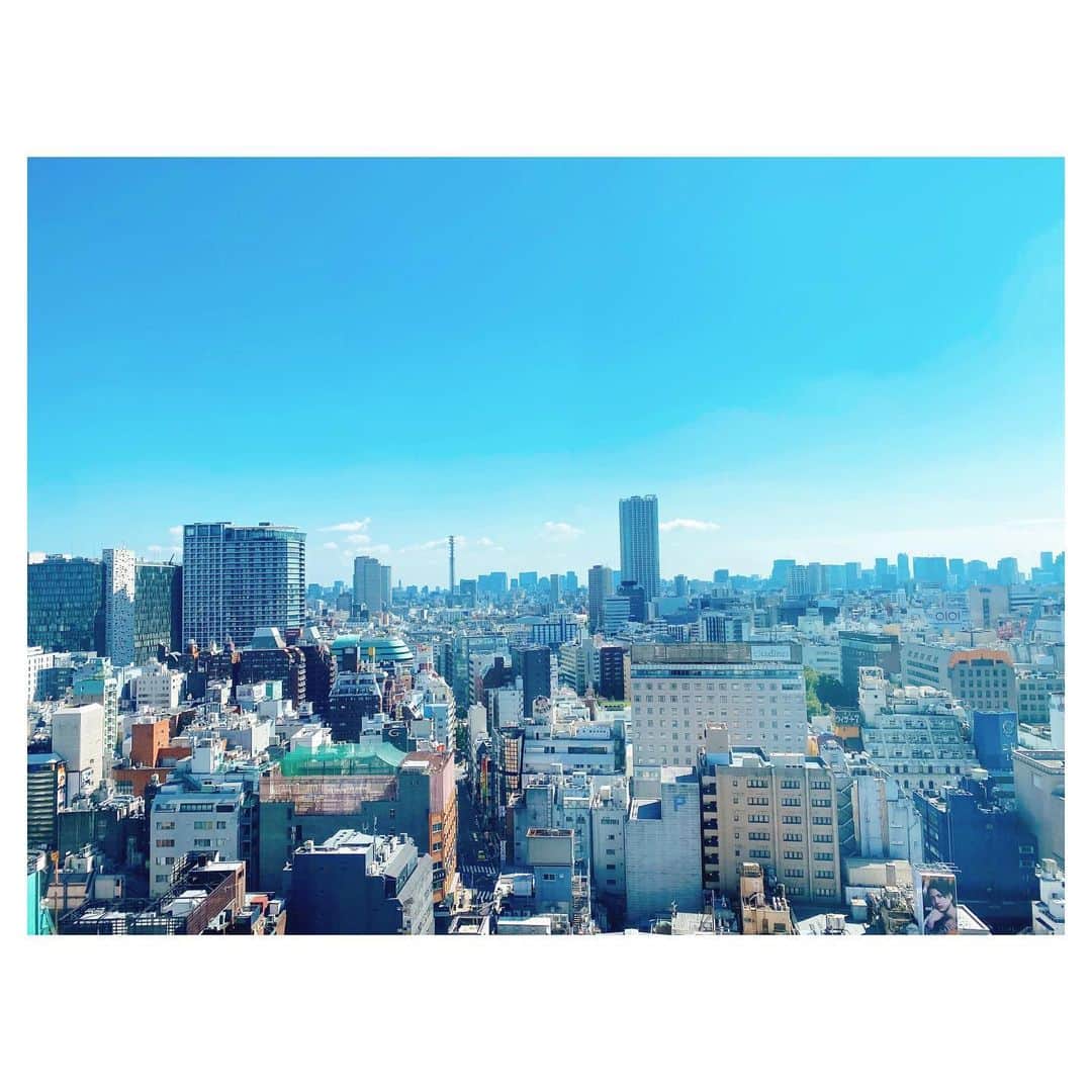 荒川れん子のインスタグラム：「A big earthquake in Tokyo last night. It was pretty scary, but I’m okay except that the elevator stopped and I had to walk up the stairs to the 15th floor of the hotel 😱 昨夜の地震、怖かったけど無事です！ホテルのエレベーターが止まって15階まで階段使った以外は😅  また東京にいます。しかーし！鬼スケジュールになってしまいホテルとお仕事の往復のみの日々。お友達の皆さま、またもや連絡できずごめんなさいー🙇‍♀️ もう少ししたらお知らせできることがありそうです😊 そして、そろそろハワイに戻らねば💦 . 今回のホテル、かなり当たり✨ . . #tokyo #earthquake #scary #hotel #cityview #work #bluesky #japan #hawaii #lifeisajourney #東京 #ハワイ在住 #仕事 #ホテル #地震」