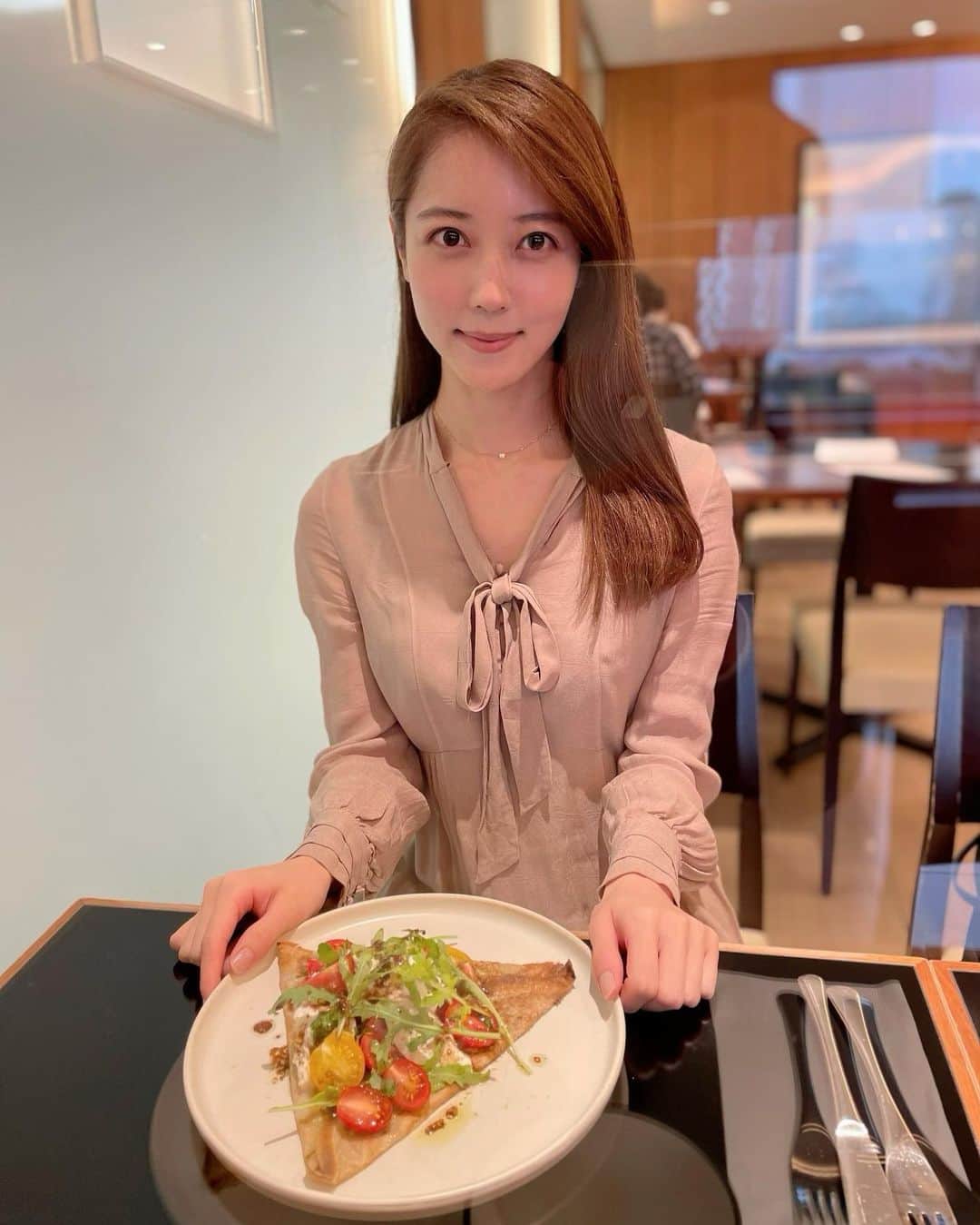 上野愛奈さんのインスタグラム写真 - (上野愛奈Instagram)「． 新しい生活になって一週間が終わりましたー☺️❣️  ひと足お先に週末ゆっくり🫖 初ガレットいただきました。  #ガレット #クレープみたい?🤔  昨日の地震は遅い時間で驚きましたね。 被害がないように祈っています。」10月8日 15時06分 - ueno_aina_816