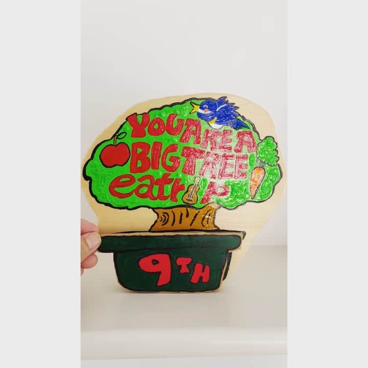 journaleatripのインスタグラム：「a congratulatory tree  私のスッとこどっこーい！  一緒に10周年をお祝いしようと 話していたのにeatripは満9周年でした。 結局このような 9→10の足掛け2年祝いのスペシャル看板を頂いてしまいました！ 店長の心遣いに涙。  #shotoniphone ＃動画も綺麗ね」