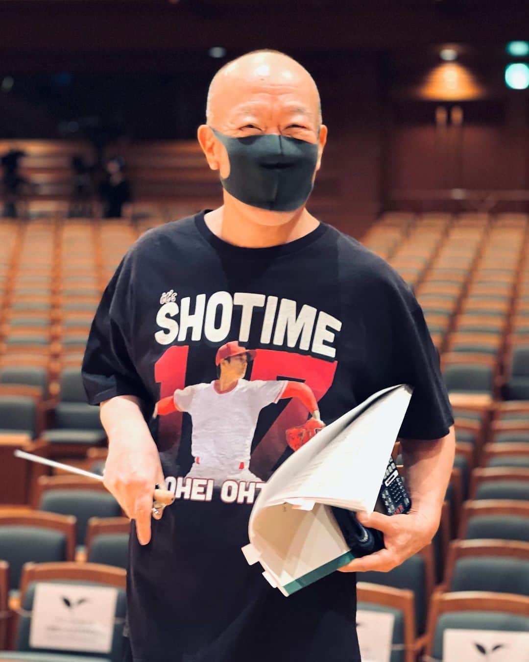 久石譲さんのインスタグラム写真 - (久石譲Instagram)「_and then #shotime  JH : 2 Dances for Large Ensemble  *World premiere The last song is “2 Dances” composed by myself. Composed of 2 dance rhythms: my approach to minimalism, and a patterned approach. It may seem easy to listen to, but the rhythm structure is intricate, making the performance difficult. The piece was also considered to keep the motive minimal, for the senses in the ear to focus on the rhythm changes.  Lastly, 2 Dances is composed of dance rhythms, but may be difficult to dance to. If there is someone who can dance it, I would love to see the performance.  久石譲：2 Dances for Large Ensemble  最後は僕の新しい曲で「2 Dances」。 ２つのダンスリズムを使って、自分なりのミニマル的、パターン的なアプローチをかけた作品です。一見聴きやすそうですが、かなり交錯したリズム構造になっているため演奏は難しい。 使用モチーフを最小限にとどめることでリズムの変化に耳の感覚が集中するように配慮したつもりです。 最後に…2 Dancesはダンスのリズムを使用した楽曲ですが、これで踊るのはとても難しいと思う。 もし踊る人がいたら、僕は、、絶対観てみたい。  もうすぐ、ショータイム。 JH  . #musicfuture #generalprobe #showtime  #2dances #howdoyoudance #steptoheaven 僕も #二刀流 ? #三刀流 ?」10月8日 15時28分 - joehisaishi_composer