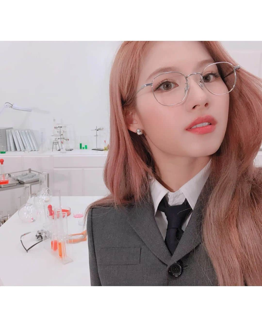 TWICEさんのインスタグラム写真 - (TWICEInstagram)「온 세상속에~~~🧐」10月8日 15時43分 - twicetagram