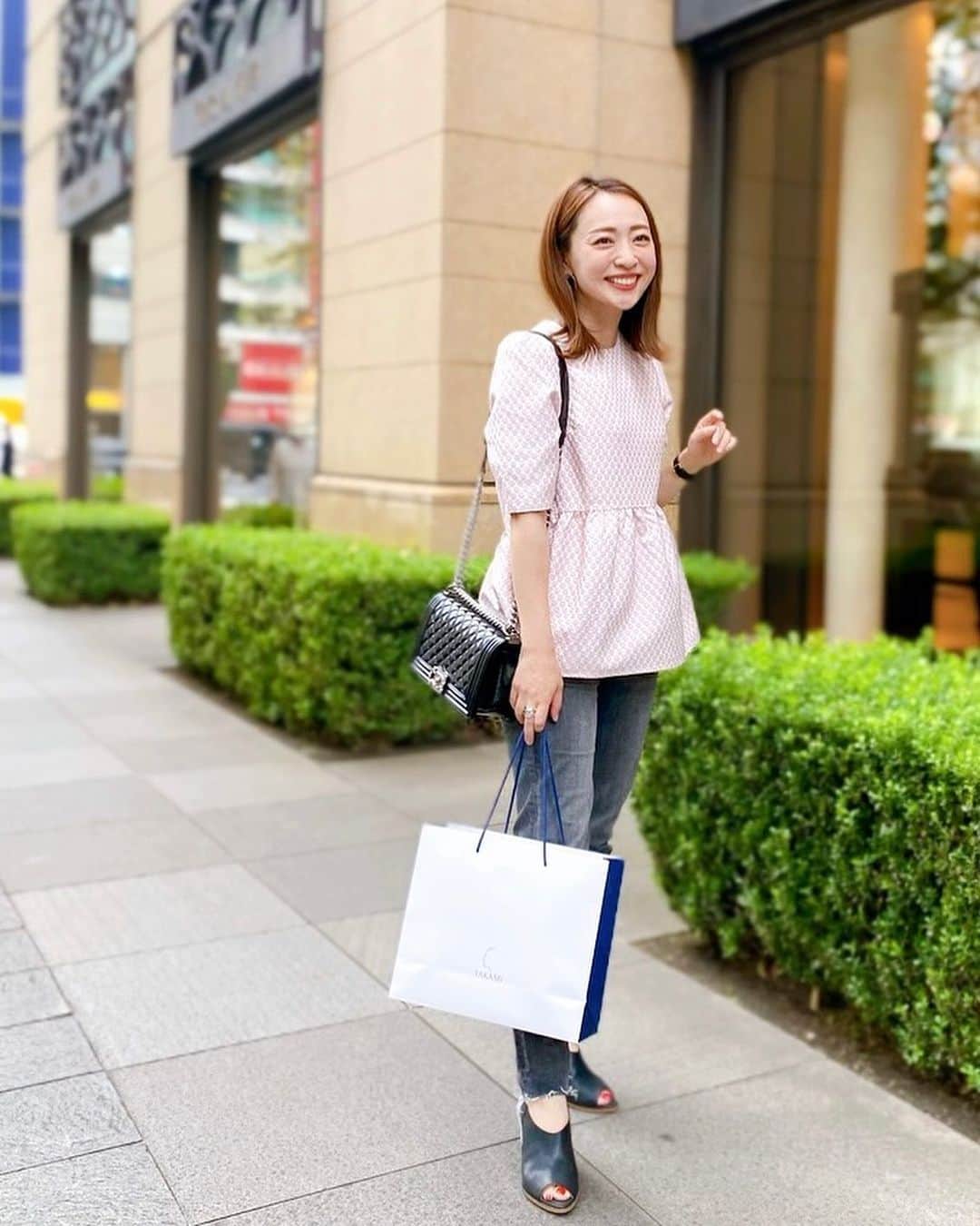 磯部奈央のインスタグラム：「銀ブラ🛍  先日、お友達とランチして、タカミの銀座店にも行きました💙  久しぶりに、タカミのスキンピールを使ってみようと思って！ @takami.skinpeel  スキンピールって言っても、肌表面を剥がすわけではなくて、代謝を高めて、きれいなお肌を作っていく角質美容水💙  タカミの洗顔と合わせて、お肌を正しくきれいにしていこうと思います🙌🏻 がんばろ。  #ショッピング #タカミスキンピール #美容 #スキンケア」