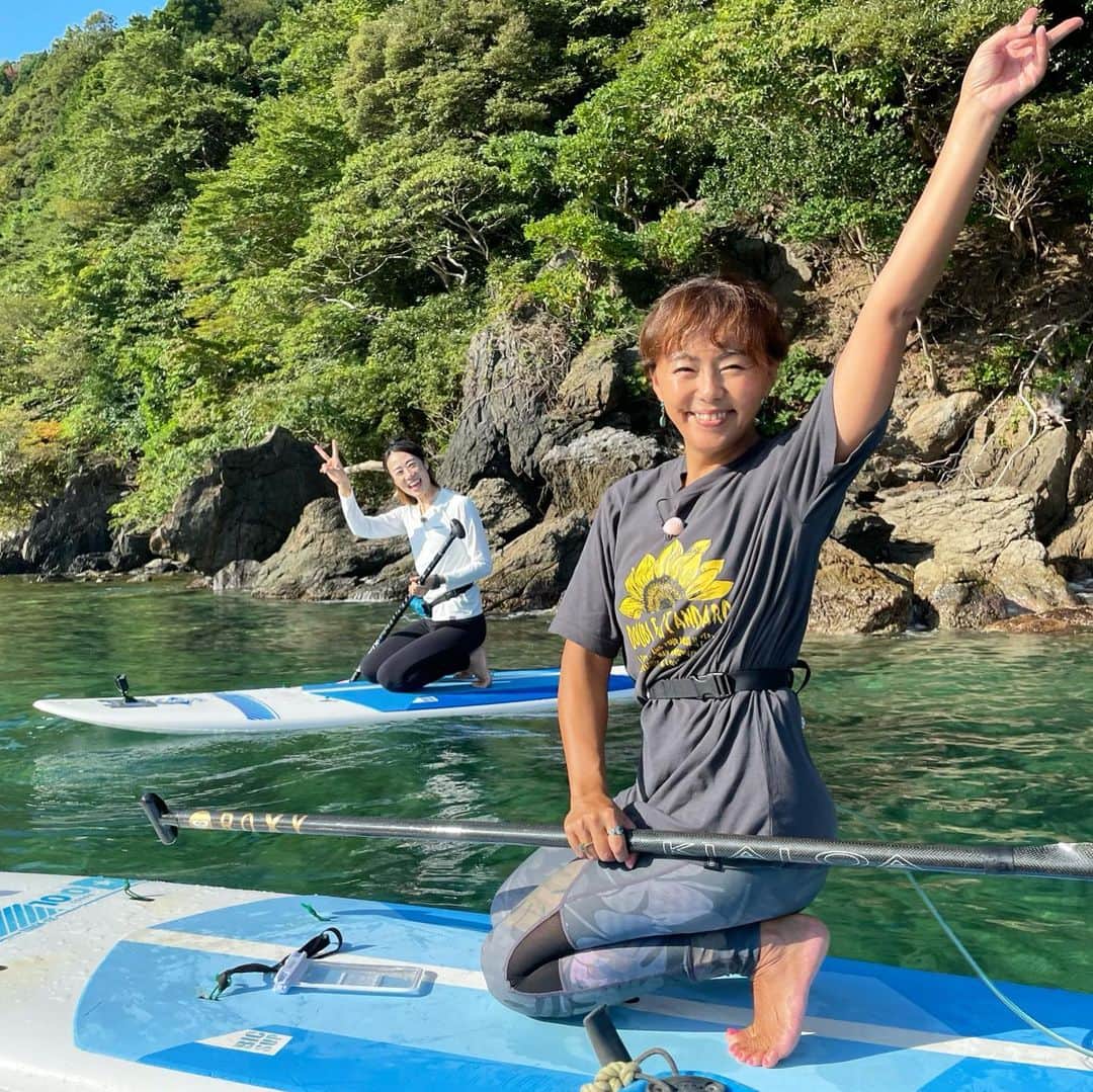 田中律子さんのインスタグラム写真 - (田中律子Instagram)「TOKAIケーブルネットワーク 『田中律子の旅するSUP』🏄‍♀️ 福井ロケー🤩  お天気に恵まれ、最高なSUP日和でロケしました🏄‍♀️🌞✨ 日本海なのに、この海の青さに空の青さに、やられた😍  今回は、日本サップヨガ協会　@japansupyogaassociation  のイントラあっちゃん　@atsuko_acchan に撮影のお手伝いしてもらいましたー🏄‍♀️あっちゃん地元の福井の案内ありがとー❗️  素敵な写真がたくさんあるからまたアップします🤩  👕　@roxyjapan   #tokaiケーブルネットワーク  #田中律子のもっと旅するsup  #旅sup  #sup #福井 #小浜」10月8日 16時37分 - ri2kotanaka