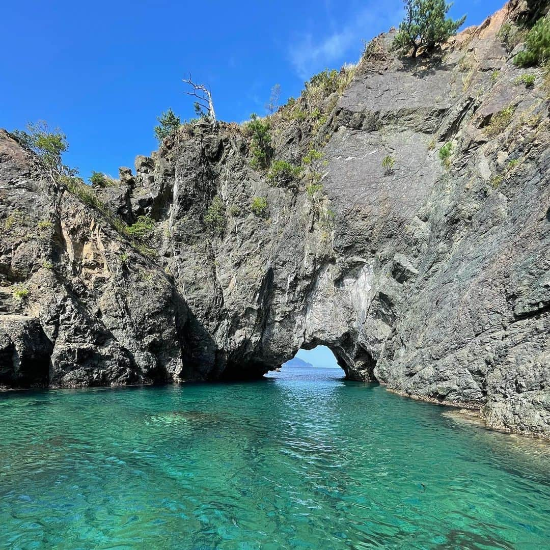 田中律子さんのインスタグラム写真 - (田中律子Instagram)「TOKAIケーブルネットワーク 『田中律子の旅するSUP』🏄‍♀️ 福井ロケー🤩  お天気に恵まれ、最高なSUP日和でロケしました🏄‍♀️🌞✨ 日本海なのに、この海の青さに空の青さに、やられた😍  今回は、日本サップヨガ協会　@japansupyogaassociation  のイントラあっちゃん　@atsuko_acchan に撮影のお手伝いしてもらいましたー🏄‍♀️あっちゃん地元の福井の案内ありがとー❗️  素敵な写真がたくさんあるからまたアップします🤩  👕　@roxyjapan   #tokaiケーブルネットワーク  #田中律子のもっと旅するsup  #旅sup  #sup #福井 #小浜」10月8日 16時37分 - ri2kotanaka