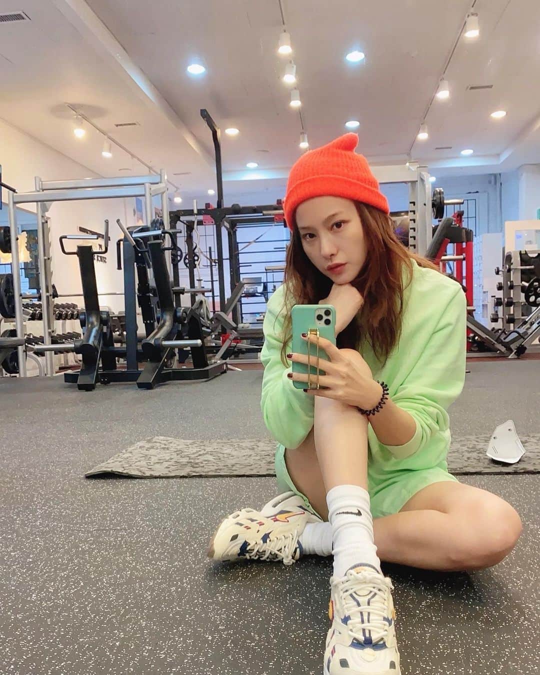 ユ・イニョンさんのインスタグラム写真 - (ユ・イニョンInstagram)「_ . . 비오는 날 텅빈 센터에서. .  #날씨에따라기분도오락가락」10月8日 16時29分 - country_min