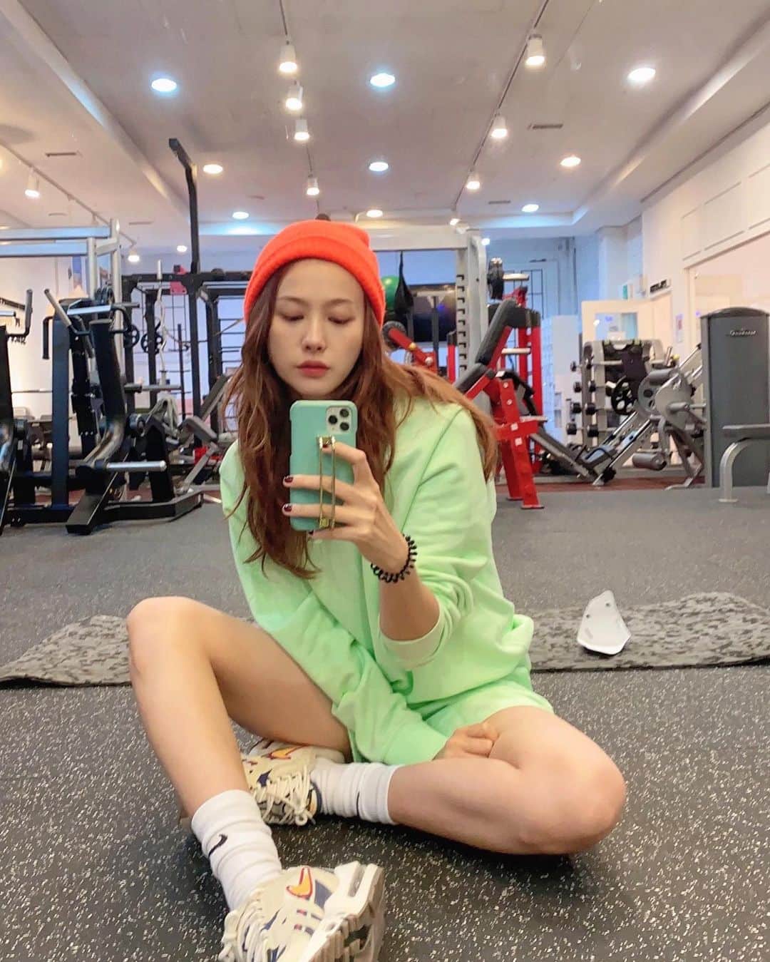ユ・イニョンさんのインスタグラム写真 - (ユ・イニョンInstagram)「_ . . 비오는 날 텅빈 센터에서. .  #날씨에따라기분도오락가락」10月8日 16時29分 - country_min