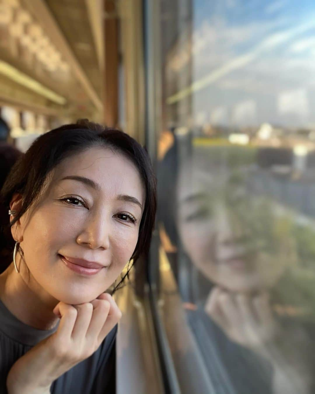 坂村かおるさんのインスタグラム写真 - (坂村かおるInstagram)「・ 特急りょうもう号にて‥ ・ これから、都内へ参ります🚃 ・ また、夕焼けに染まった車窓からの景色は、情緒を貰いました。 ・ ・ 今日も皆様、お疲れ様でした☺️ ・ ・  いつも「いいね♡」を頂きありがとうございます。 皆様のお言葉に励まされています☺️☺️  #美ST #美魔女 #team美魔女 #クィーンオブ美魔女 #国民的美魔女コンテスト #坂村かおる #トータルビューティーアドバイザー #美しく老いる #美容好きと繋がりたい #コスメ好きと繋がりたい #ファッション好きと繋がりたい #今日のコーデ #お洋服好きと繋がりたい #美魔女が変わる #美意識高い人と繋がりたい #トータルバランス #特急りょうもう号 #車窓にて #夕暮れ #情緒」10月8日 16時33分 - kaoru.sakamura