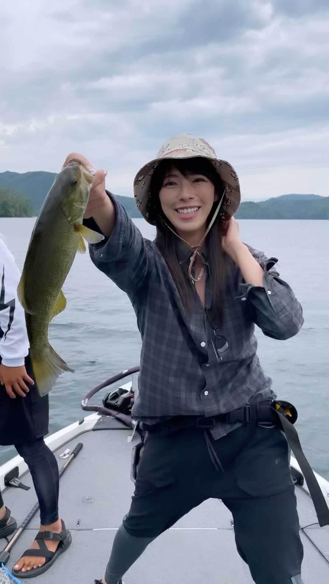 わちみなみのインスタグラム：「魚との触れ合いタイム 私の元に釣れてきてくれてありがとう😊  大きいバスが恋しい✨  大きいの釣れたけど、 一緒に釣ってた方がこの日不漁だったので遠慮してテンション低めです  気分転換のため 午前午後で着替えました👗  #釣り　#ブラックバス #魚　#デート　#彼氏　#スモールマウスバス #バス釣り　靴がガチ」