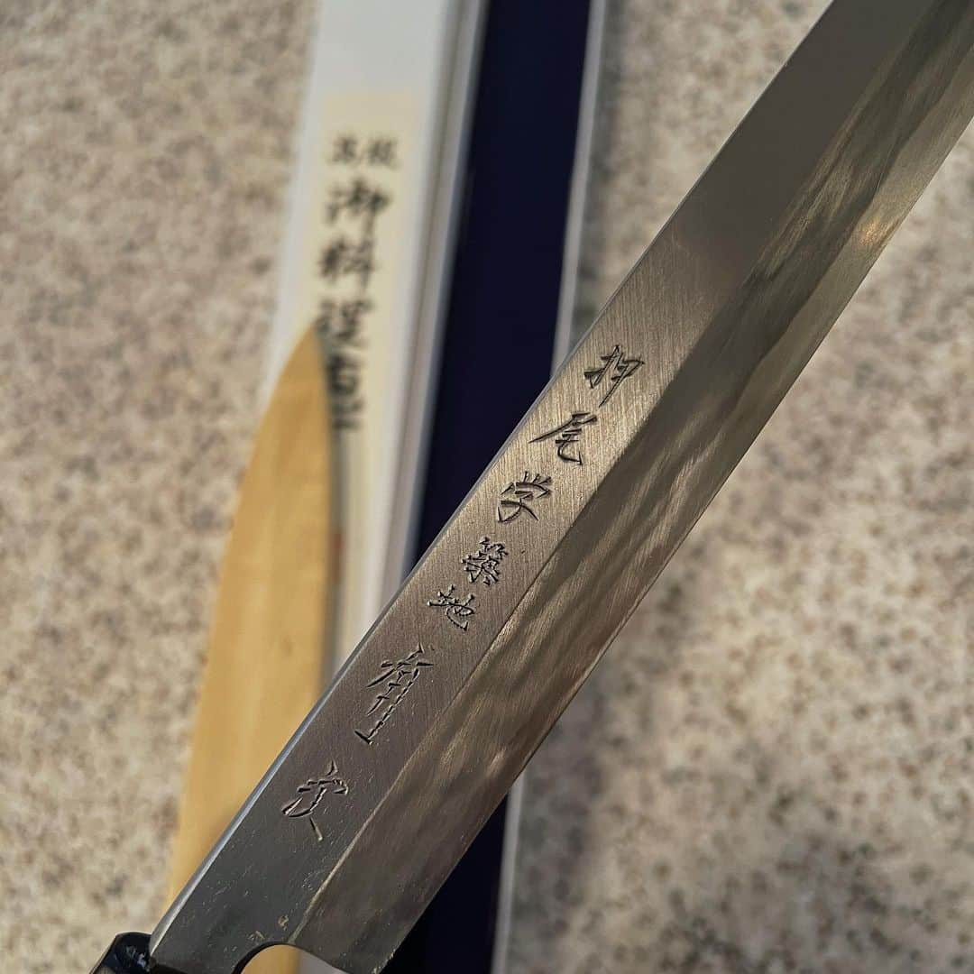 押尾学さんのインスタグラム写真 - (押尾学Instagram)「Thank u @ueken_toyosu for these amazing sashimi and chef’s knives😃 And especially, thank u for your friendship😉⚔️ 大事に使います🔪🔪✨  #knives #photography #ウエケン 　#豊洲市場　#japaneseknives #instagood」10月8日 16時53分 - manabuoshio_official