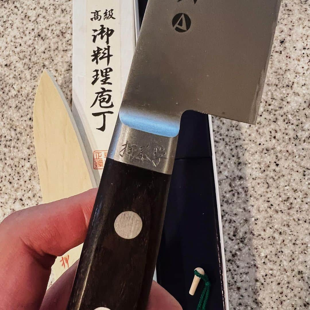 押尾学さんのインスタグラム写真 - (押尾学Instagram)「Thank u @ueken_toyosu for these amazing sashimi and chef’s knives😃 And especially, thank u for your friendship😉⚔️ 大事に使います🔪🔪✨  #knives #photography #ウエケン 　#豊洲市場　#japaneseknives #instagood」10月8日 16時53分 - manabuoshio_official