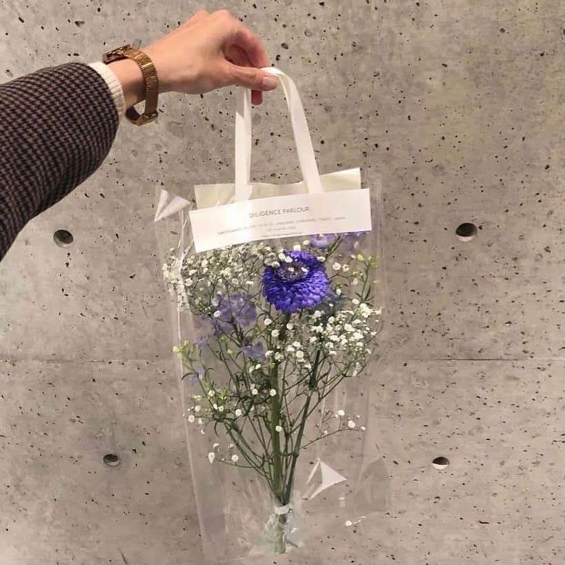 ハルハルさんのインスタグラム写真 - (ハルハルInstagram)「プレゼントにもおすすめ💐おしゃれなお花屋さん特集  あんにょん！ ハルハル編集部のみみちゃんですꪔ̤̮ ♡  特別な日に大切な人へのプレゼントにもよし◎ いつも頑張ってる自分へのプレゼントにもよし◎  自己肯定感も上がるような素敵なお花屋さんを 紹介するのでぜひ足を運んでみてね🌷  〰︎  DILIGENCE PARLOUR @diligenceparlour 📍東京都渋谷区神宮前4-12-10表参道ヒルズB1F 🚃表参道駅より徒歩2分  TOKYO FANTASTIC 表参道店 @tokyofantastic 📍東京都港区南青山3-16-6 🚃表参道駅より徒歩3分  TOKYO FANTASTIC 青山店 @tokyofantasticaoyama 📍東京都港区北青山3-8-11 2F 🚃表参道駅より徒歩2分  logiplants&flowers @logiplantsandflowers 📍東京都港区南青山3-14-10 🚃表参道駅より徒歩4分  IKKAYA OMOTESANDO @ikkaya_omotesando 📍東京都港区北青山3-10-1 🚃表参道駅より徒歩1分  〰︎  他にもおすすめのお花屋さんがあったら ぜひコメント欄から教えてください💬  ┈┈┈┈┈┈┈┈┈┈┈┈┈┈┈┈┈┈┈  今回の可愛いお写真は、 以下の方からお借りしています♡ ‌ Thanks for…  @akiho_k9426 さま @shokohomma さま @amikomirippo さま @ao_i527 さま @rinon__theater さま @suzylily._ さま @pu_320 さま @mgmilk___ さま  #ハルハル をタグ付けしていただくと、 ハルハルのInstagramに投稿させていただくために ハルハルからご連絡させていただく場合がございます  #하루하루 를 태그하시면 하루하루의 인스타그램에서 사용할 경우가 있습니다. 사용하기 전에 하루하루로부터 연락을 드리겠습니다.  ┈┈┈┈┈┈┈┈┈┈┈┈┈┈┈┈┈┈┈  #お花のある暮らし#フラワーブーケ#フラワーアレンジ#お花屋さん#フラワーショップ#ドライフラワー#ドライフラワーのある暮らし#ドライフラワーのある生活#誕生日プレゼント#花束アレンジ#東京フラワーショップ#東京花屋#東京花屋巡り#表参道花屋#DILIGENCEPARLOUR#TOKYOFANTASTIC#logiplants&flowers#IKKAYAOMOTESANDO」10月8日 16時56分 - haruharu_furyu