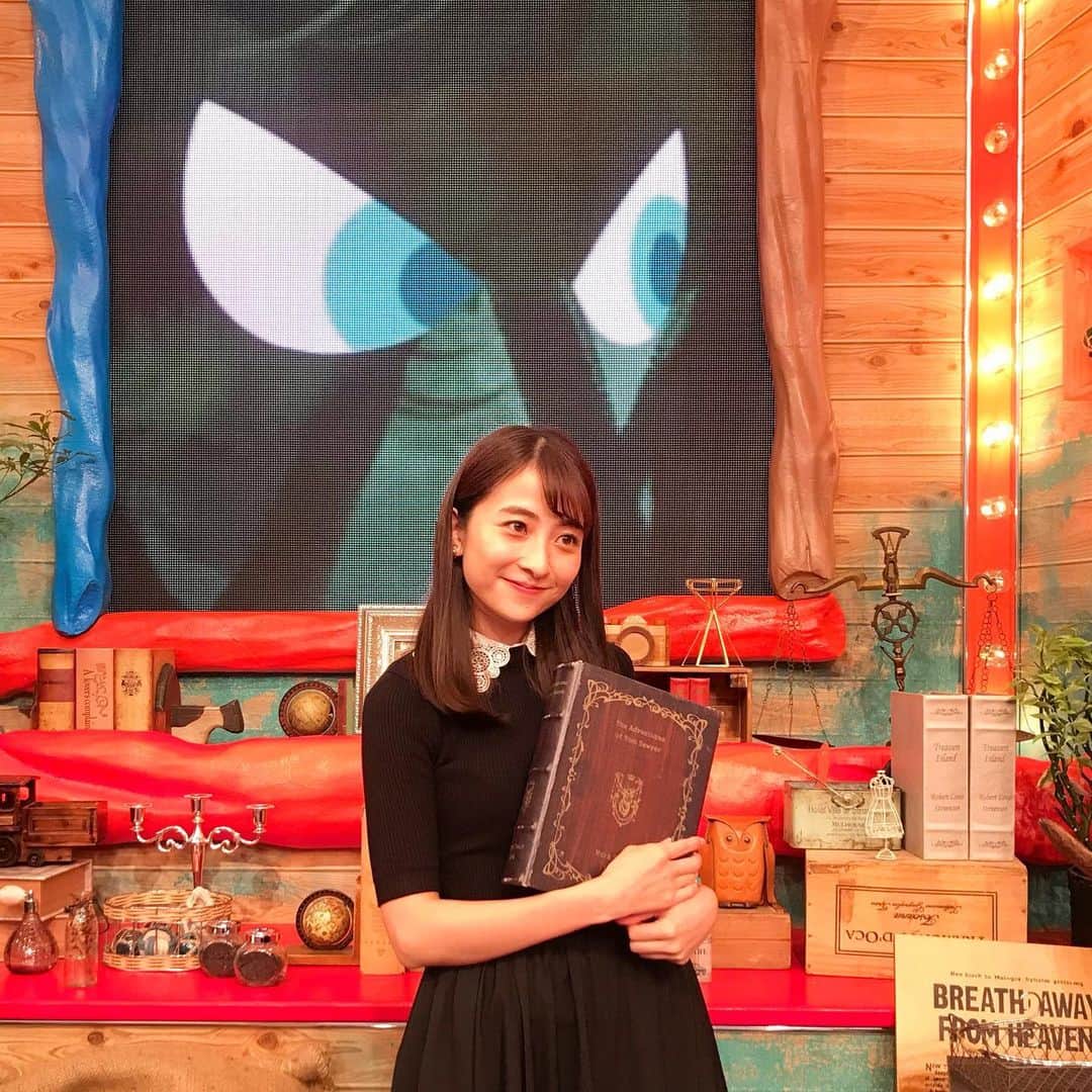 日比麻音子のインスタグラム：「オオカミ少年の金曜日🐺  セットは絵本の中みたいで見どころが尽きないのです👀 って前も投稿した気がする👀  今回は新ドラマの皆さんが たくさん出てくれますよー！  #オオカミ少年 #TBS #みてね」