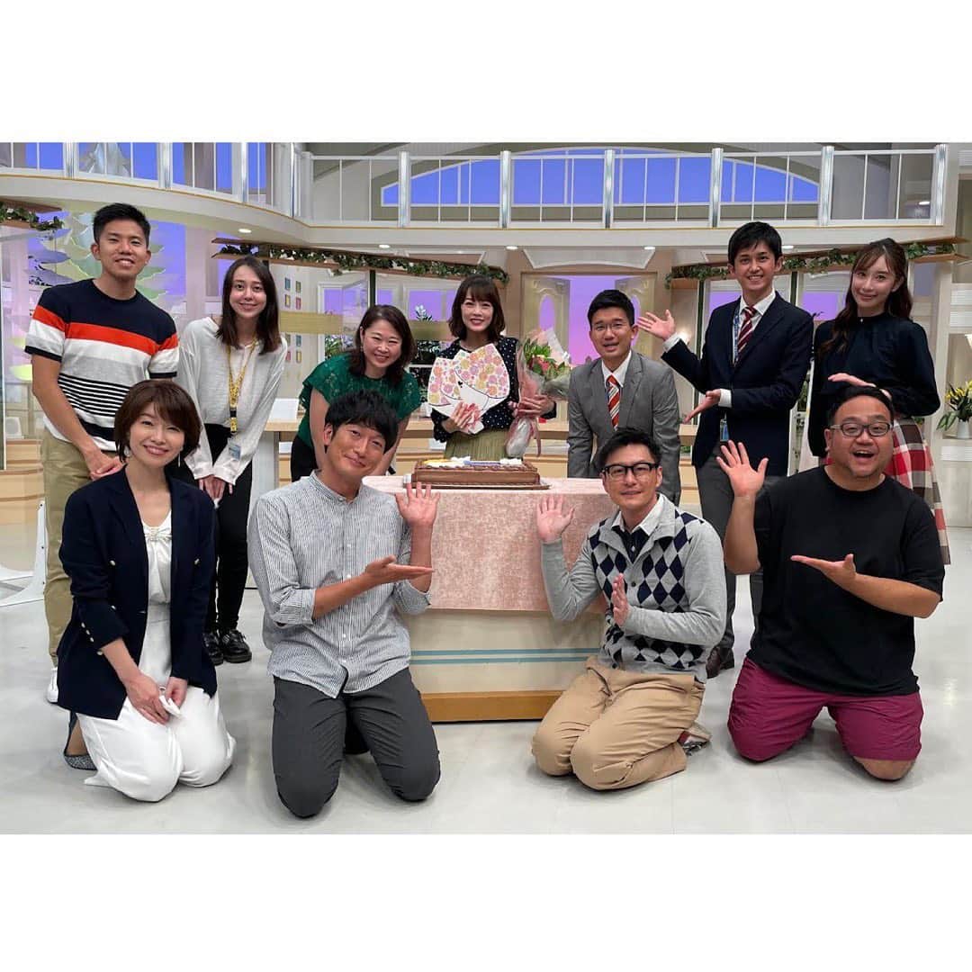 高橋春花のインスタグラム：「遅ればせながら。 今月1日をもってイチオシ‼︎を離れました。 あっという間の8年間でした。 たくさんの方に応援していただいたおかげで 番組を続けることができました。 今まで応援していただき 本当にありがとうございます。 今後はおにぎりあたためますかと HTB公式YouTubeを中心に 仕事を続けて参ります。 今週から始まった新しいイチオシ‼︎も どうぞよろしくお願いします✨ 最終日はイチオシ出演者+同期室岡が見守ってくれました。 写真には写っていませんが 佐藤よしつぐアナと林和人アナも 駆けつけてくれました(^^) とっても嬉しかった！！！ #イチオシ#高橋春花 #HTB#アナウンサー」