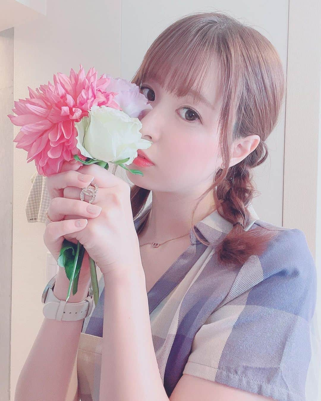 二宮ひかりさんのインスタグラム写真 - (二宮ひかりInstagram)「・ ・ ・ ・ いつもファンの方がお祝いの時に お花をプレゼントしてくださるのが ほんとに嬉しいです。 いただいたら大切にお家に飾ってます🌸 ・ ・ ・ ・ #セクシー女優 #二宮ひかり #にのひー #ちっぱい #手のひらサイズ #アタッカーズ専属 #アタッカーズ # 花 #花束  #エモい  #ありがとう  #感謝  #三つ編みアレンジ」10月8日 17時33分 - hikari_ninomiya_