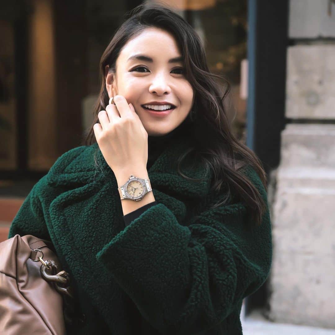 滝沢眞規子さんのインスタグラム写真 - (滝沢眞規子Instagram)「ウブロの新作が新鮮✨ 優しいベージュにダイヤモンドが綺麗な時計やゴールドとホワイトの華やかな時計をつけて撮影しました✨ スタイリッシュでジュエリー感覚にもつけられるウブロの時計、NAVY11月号に掲載しています。  @hublot @hublot_japan #hublot　 #ウブロ」10月8日 17時41分 - makikotakizawa
