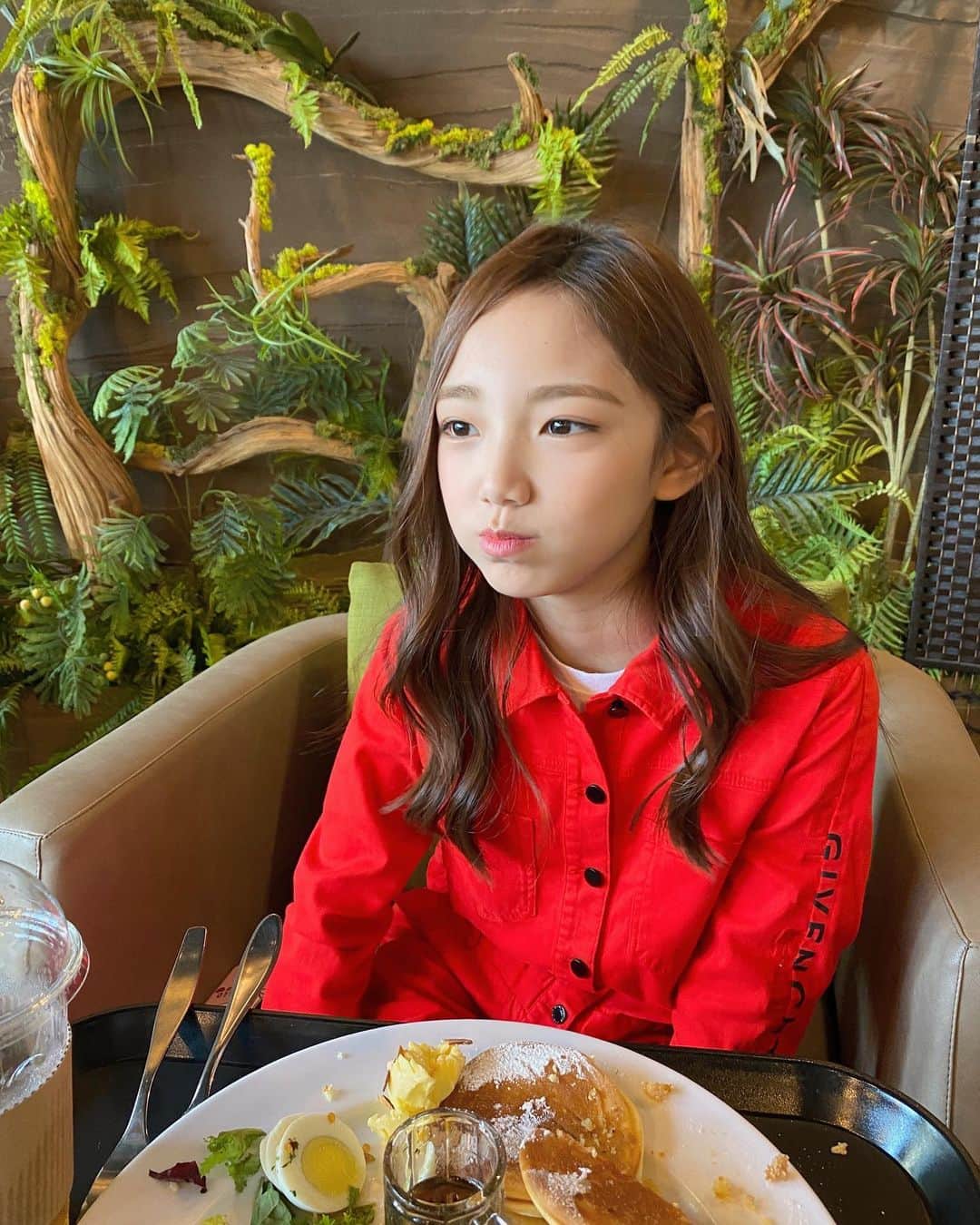 のインスタグラム：「입 터지는거 아니지 ? 😧  #많이먹고 #쑥쑥크자 #딸스타그램 #일상 #키즈모델 #주니어모델 #아역배우 #이은채」