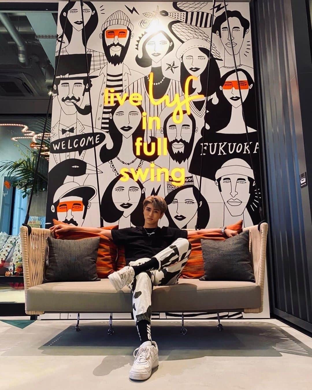 原田デイビッドのインスタグラム：「Always living life in full swing💥🤙  #lyf #fukuoka #japan #kansai #swing #life #dhl #offwhite #airforce1 #nike  #배우 #외국인배우 #흑인배우 #모델 #외국인모델 #흑인모델 #travel #ulzzang #fashion #ファッション #malemodel  #model #photoshoot #모델 #모델잉 #흑인  #룩북 #피팅모델 #서을 #오오티디 #개스팅」