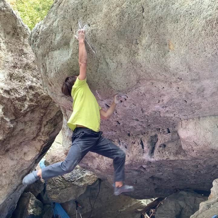 野村真一郎のインスタグラム：「-BARAKA PROJECT- 2021.10.03 __________________________________________  Even if i can catch a first crux, the dyno from mono pocket which is twice as hard as the crux stand in front of climbers. this project has crazy moves in succession, so it’s also mentally hard.  I’m going to hold the lip in next try  __________________________________________  一本指へのランジの精度は上がってきたけど、止めた後の一本指で身体引き上げてトウフックしてからのリップ止めが下から繋げるとめちゃくちゃ悪い。 しかもポケットの中身がかなり鋭利で、すぐ皮が剥けるから一日のトライ回数も相当絞られる。 思ったよりヤバいプロジェクトかも。  次、なんとかリップ止めたいーーーーー。 __________________________________________  @rokdo_team @monturajapan @montura_official @unparallelup @rockmasterhq_caravan @clover_resole @hamasakichiryoin0929 #塩原ボルダー」