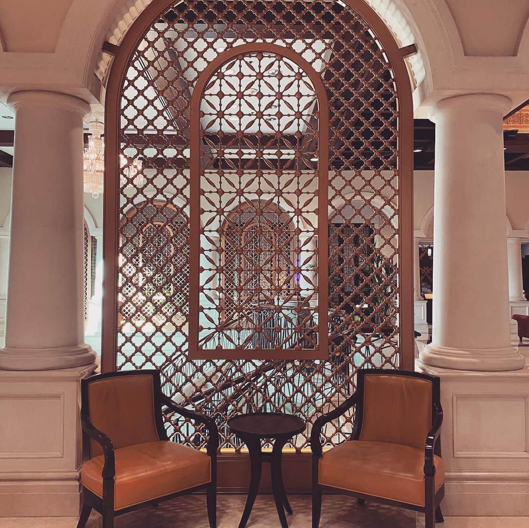 小泉里子さんのインスタグラム写真 - (小泉里子Instagram)「@ritzcarltondubai でお茶して散歩。 ラウンジの天井が素敵だった。 せっかく中東にいるんだから、その土地に合う家具が欲しくなる。」10月8日 18時17分 - satokokoizum1
