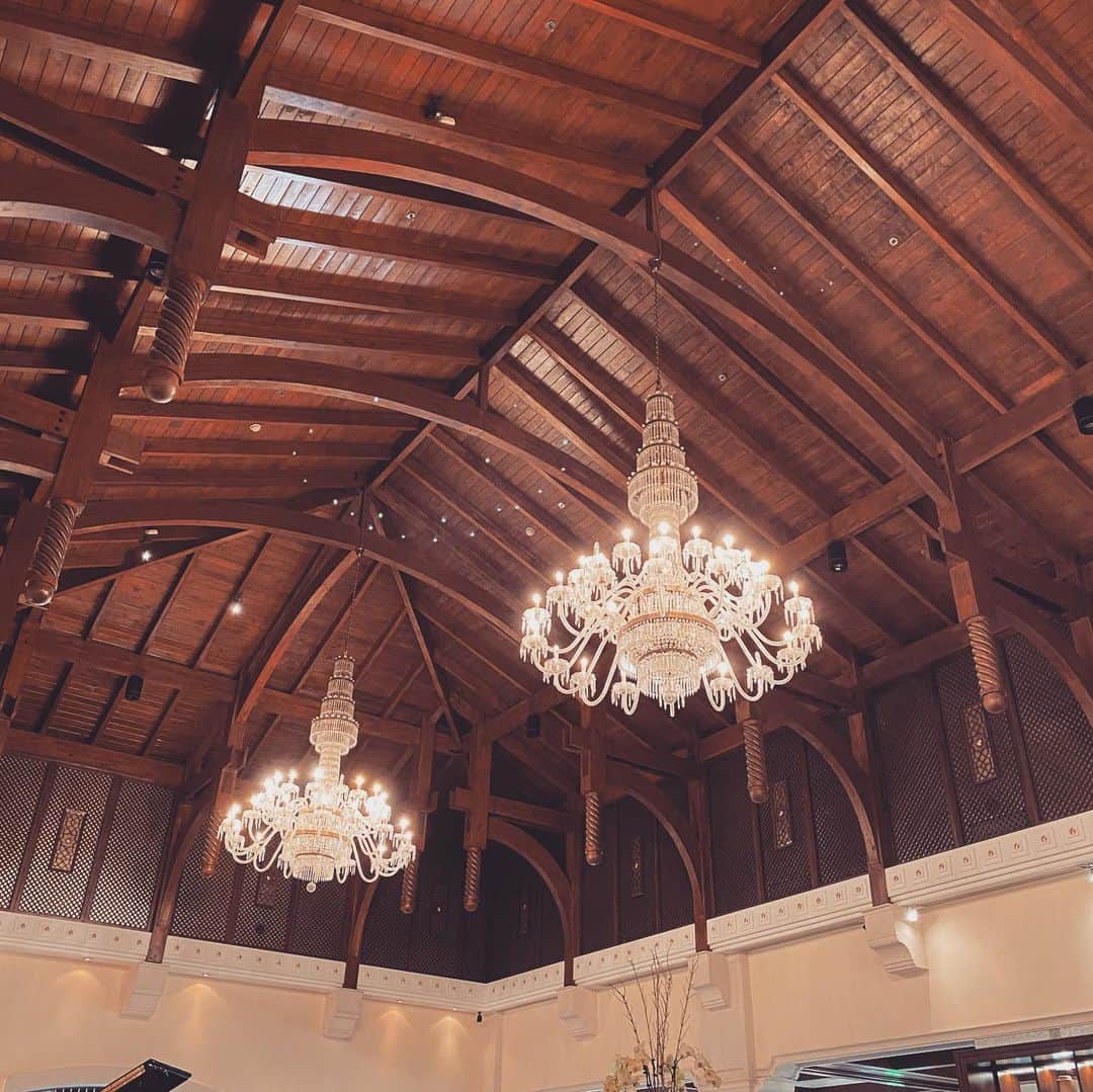 小泉里子のインスタグラム：「@ritzcarltondubai でお茶して散歩。 ラウンジの天井が素敵だった。 せっかく中東にいるんだから、その土地に合う家具が欲しくなる。」